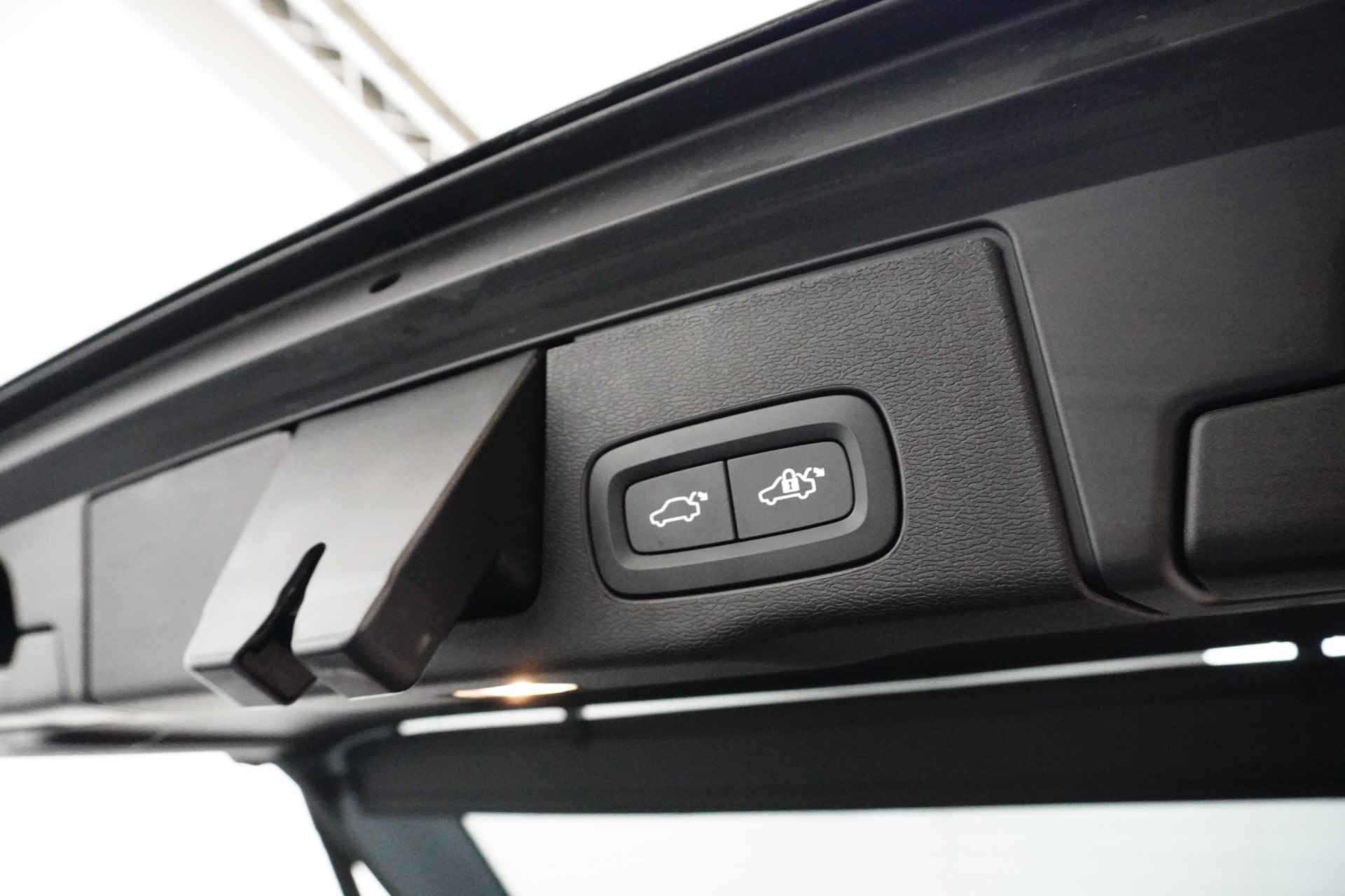 Volvo XC60 T6 AWD Plus Dark | Panoramadak | Adaptive Cruise | 21 Inch | Camera | Memory Seats | BLIS | Trekhaak - 13/32