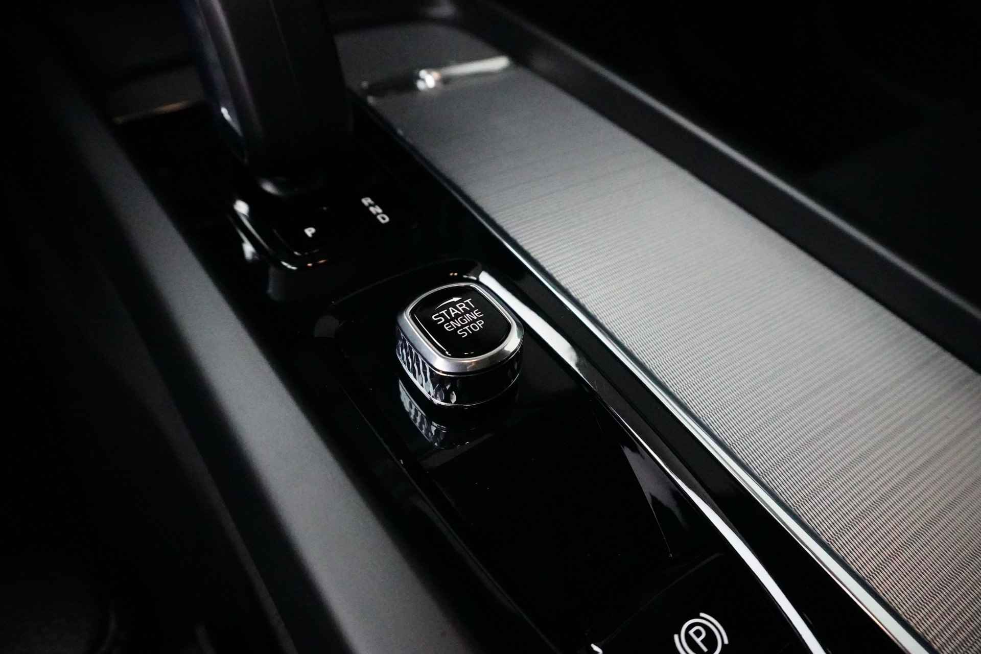 Volvo XC60 T6 AWD Plus Dark | Panoramadak | Adaptive Cruise | 21 Inch | Camera | Memory Seats | BLIS | Trekhaak - 30/32