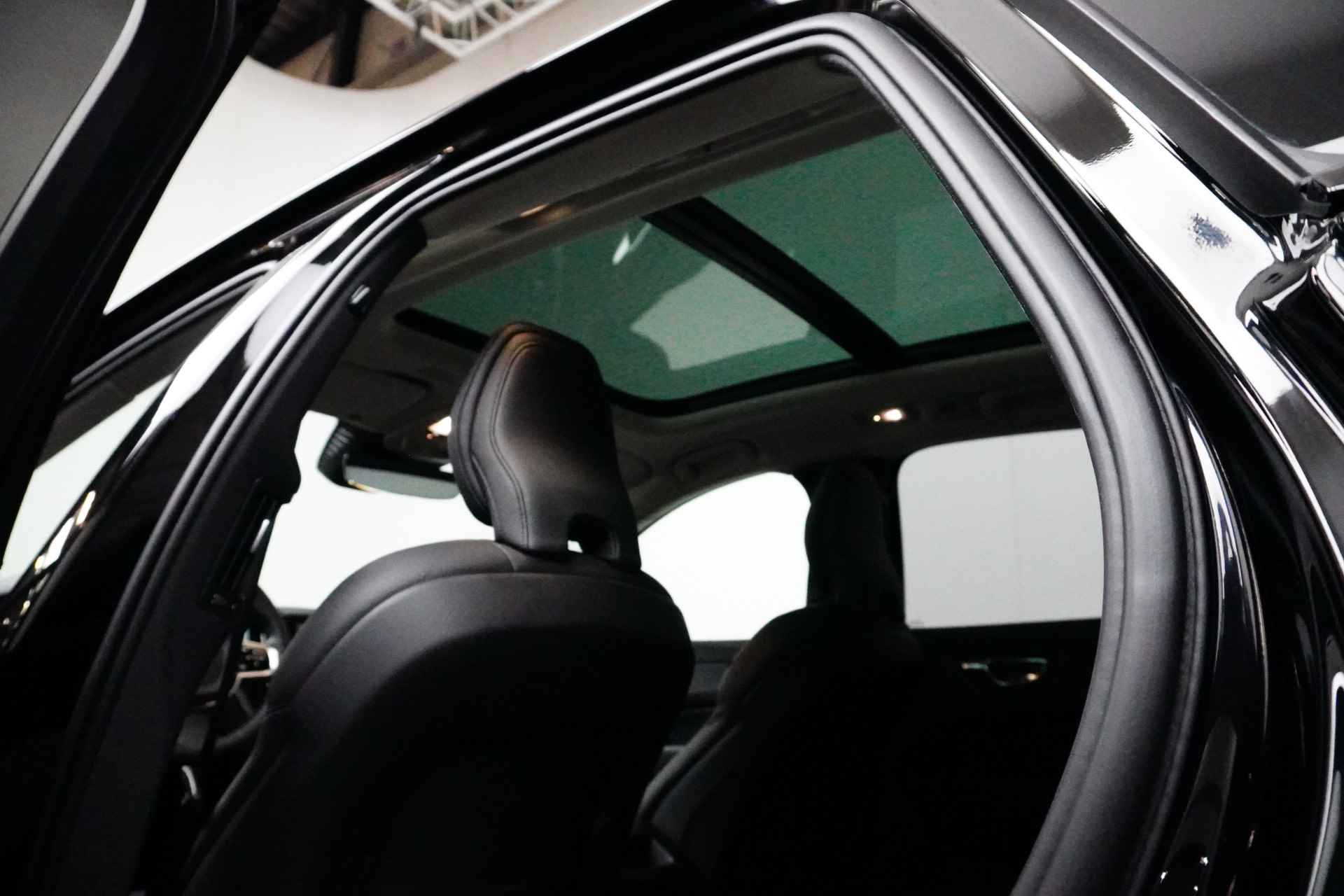 Volvo XC60 T6 AWD Plus Dark | Panoramadak | Adaptive Cruise | 21 Inch | Camera | Memory Seats | BLIS | Trekhaak - 31/32