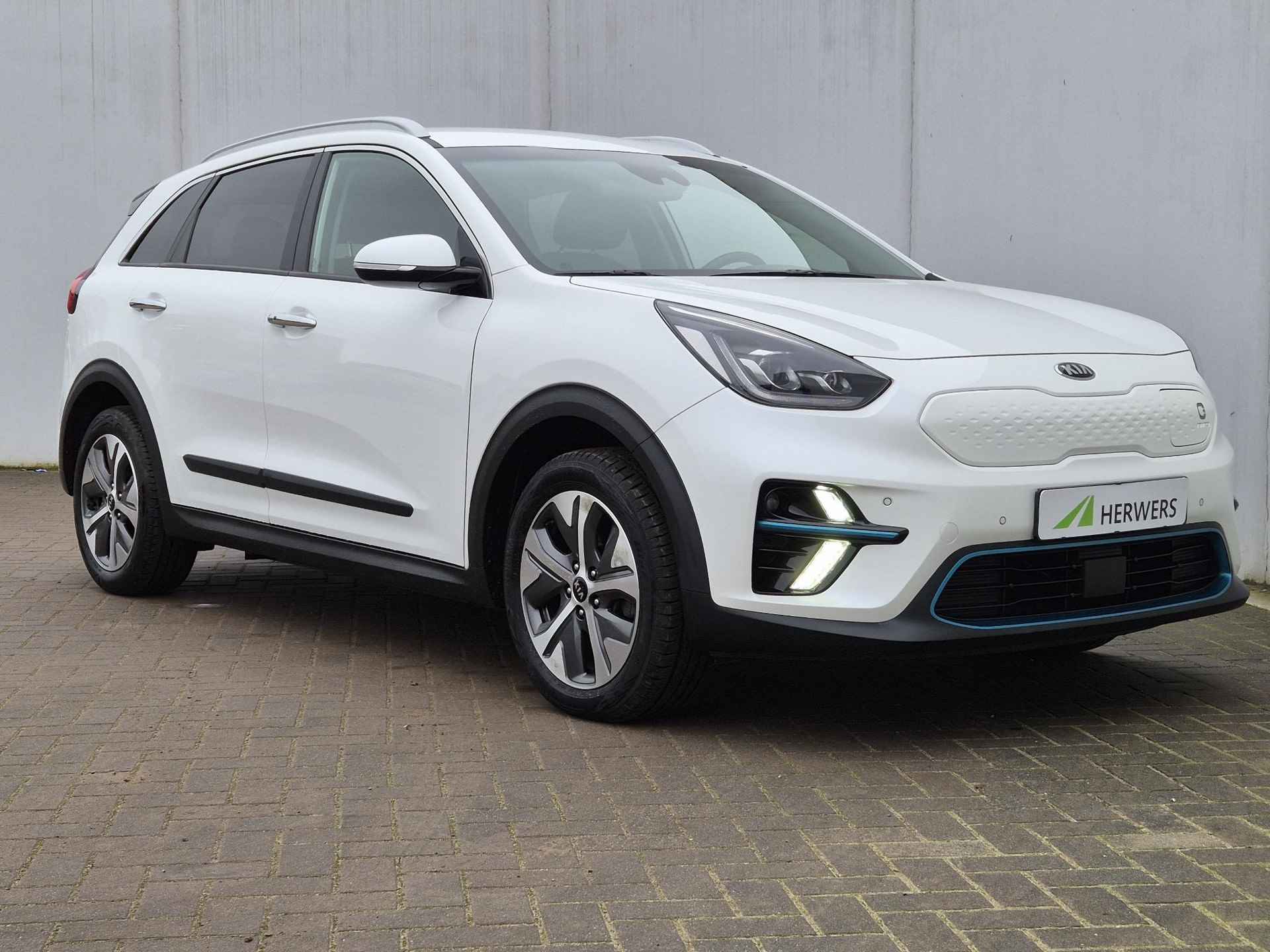 Kia e-Niro KIA NIRO EV 64KW 204pk / 3 Fase Laden + CCS / Lichtmetalen wielen 17“ / Stuur- en Stoelverwarming / Dealer onderhouden / Apple Carplay Android Auto / Achteruitrijcamera / - 24/55