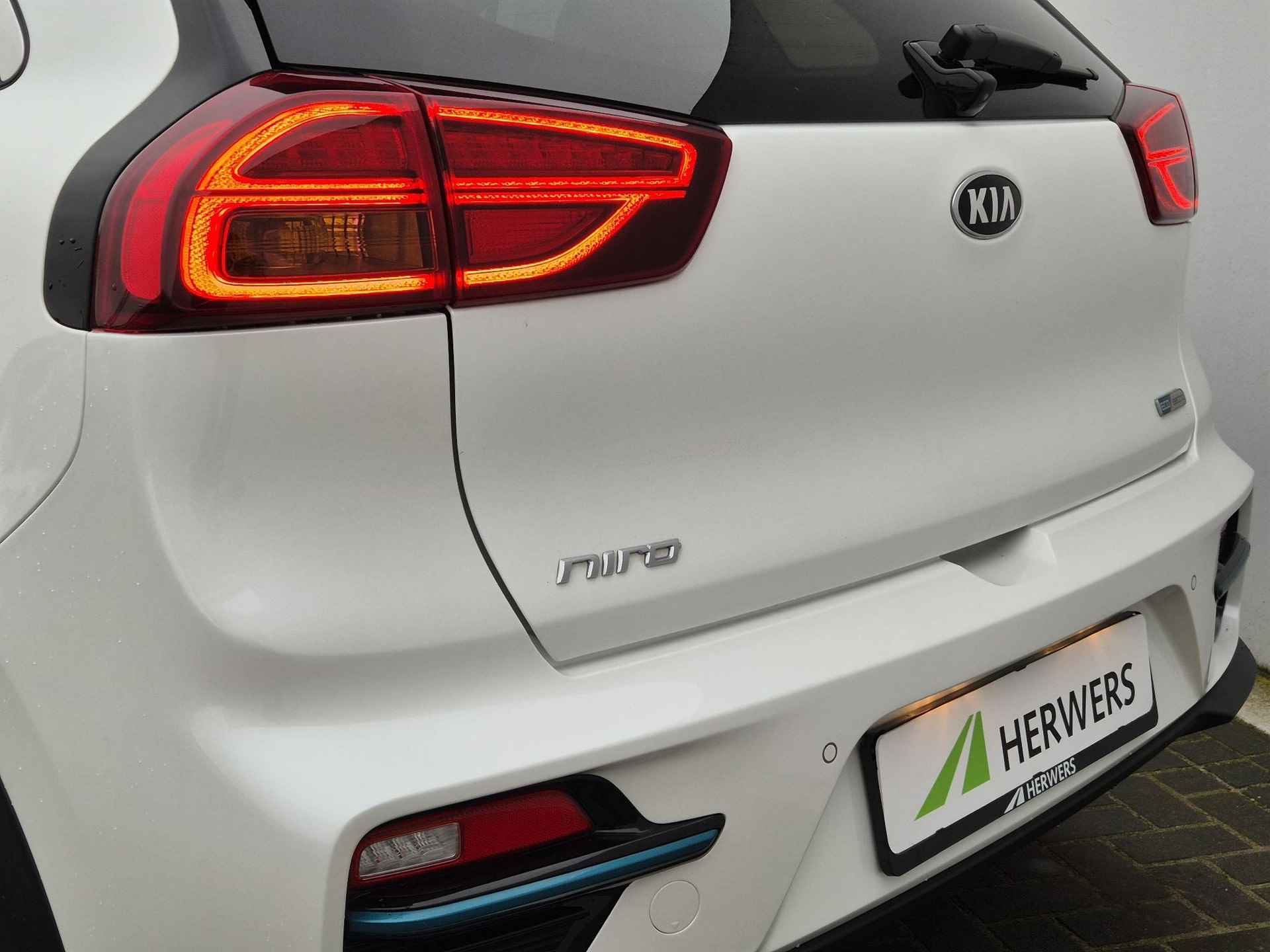 Kia e-Niro KIA NIRO EV 64KW 204pk / 3 Fase Laden + CCS / Lichtmetalen wielen 17“ / Stuur- en Stoelverwarming / Dealer onderhouden / Apple Carplay Android Auto / Achteruitrijcamera / - 27/55