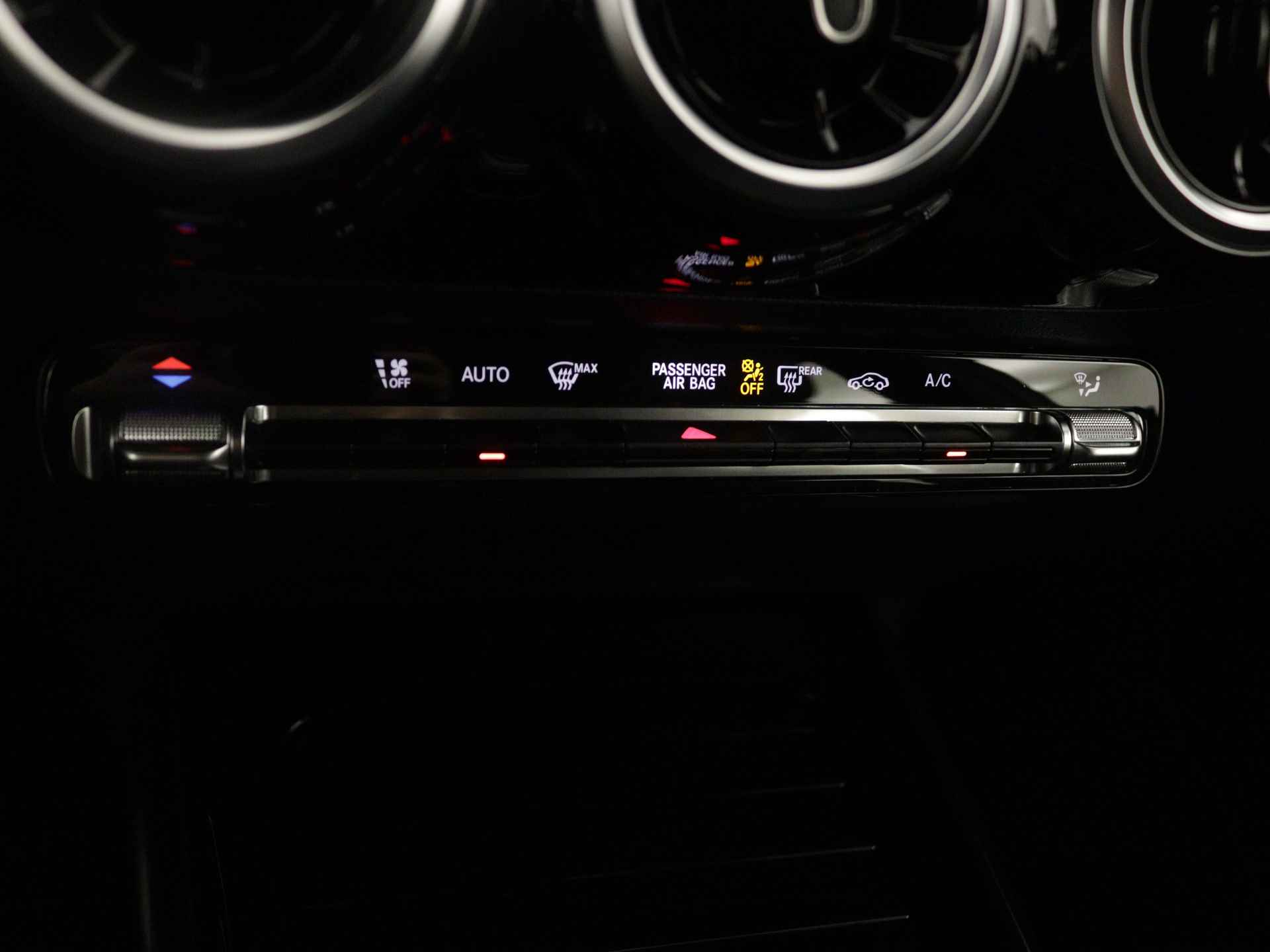 Mercedes-Benz B-Klasse 180 Business Line | USB-pakket plus | EASY PACK achterklep | Zitcomfortpakket | USB-pakket plus | Parkeerpakket met achteruitrijcamera | Verwarmde stoelen vooraan | - 29/35