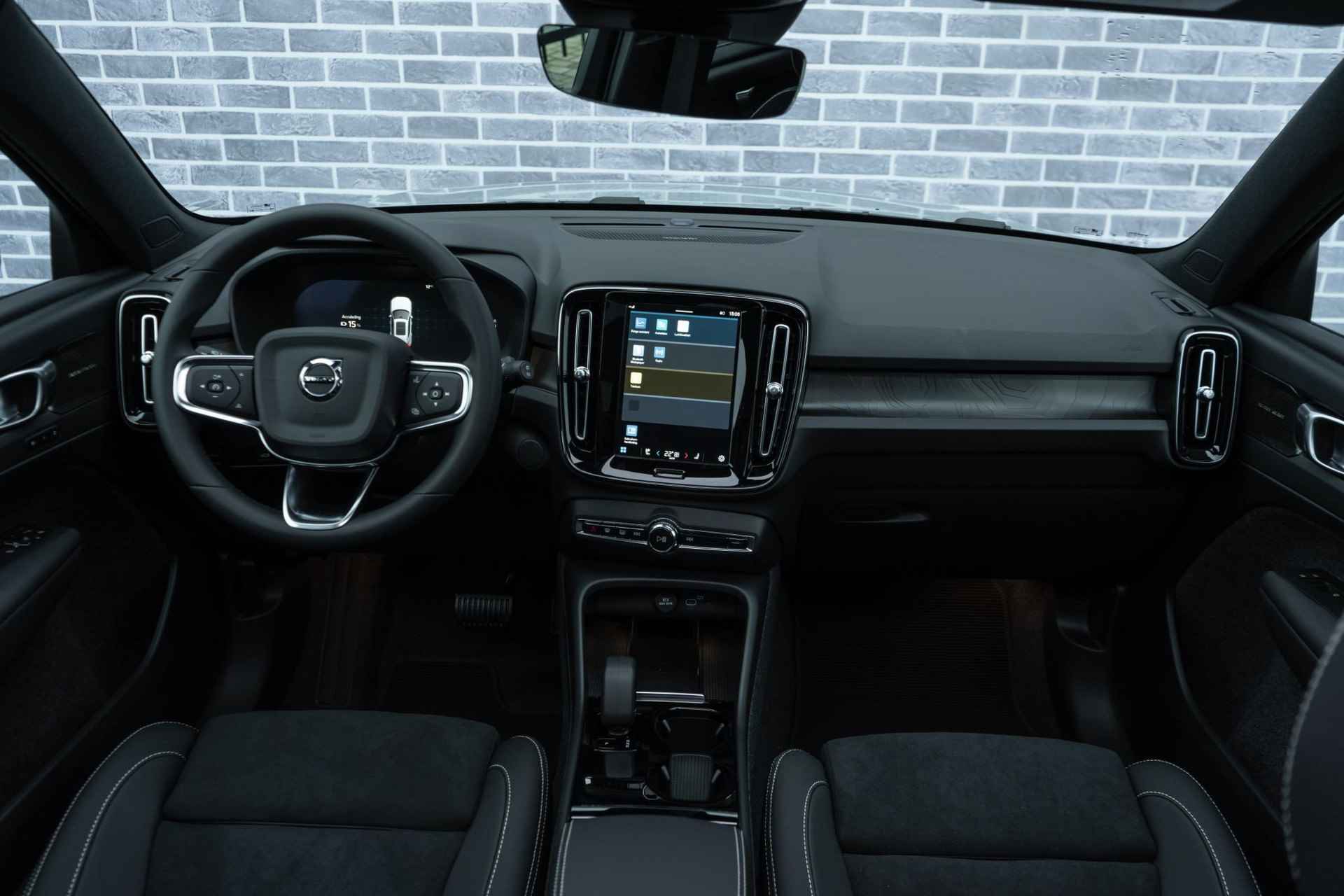 Volvo XC40 Single Motor Extended Range Ultimate | UIT VOORRAAD LEVERBAAR | Google | Schuif-/Kanteldak | 360 Camera | Adaptieve Cruise | Getint Glas | Warmtepomp | Keyless | Memory | Elek. Achterklep | 20" LM - 5/22