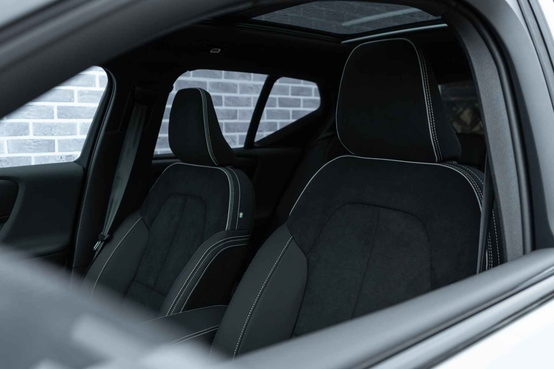 Volvo XC40 Single Motor Extended Range Ultimate | UIT VOORRAAD LEVERBAAR | Google | Schuif-/Kanteldak | 360 Camera | Adaptieve Cruise | Getint Glas | Warmtepomp | Keyless | Memory | Elek. Achterklep | 20" LM - 7/22