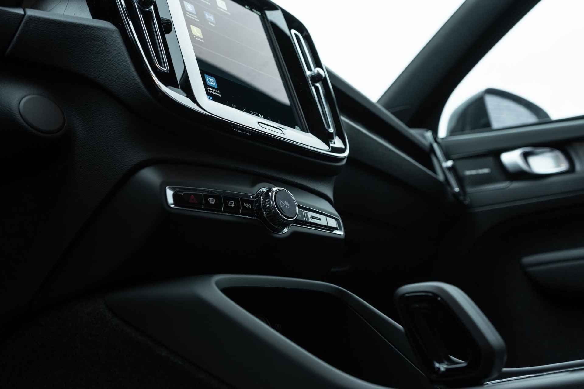 Volvo XC40 Single Motor Extended Range Ultimate | UIT VOORRAAD LEVERBAAR | Google | Schuif-/Kanteldak | 360 Camera | Adaptieve Cruise | Getint Glas | Warmtepomp | Keyless | Memory | Elek. Achterklep | 20" LM - 9/22