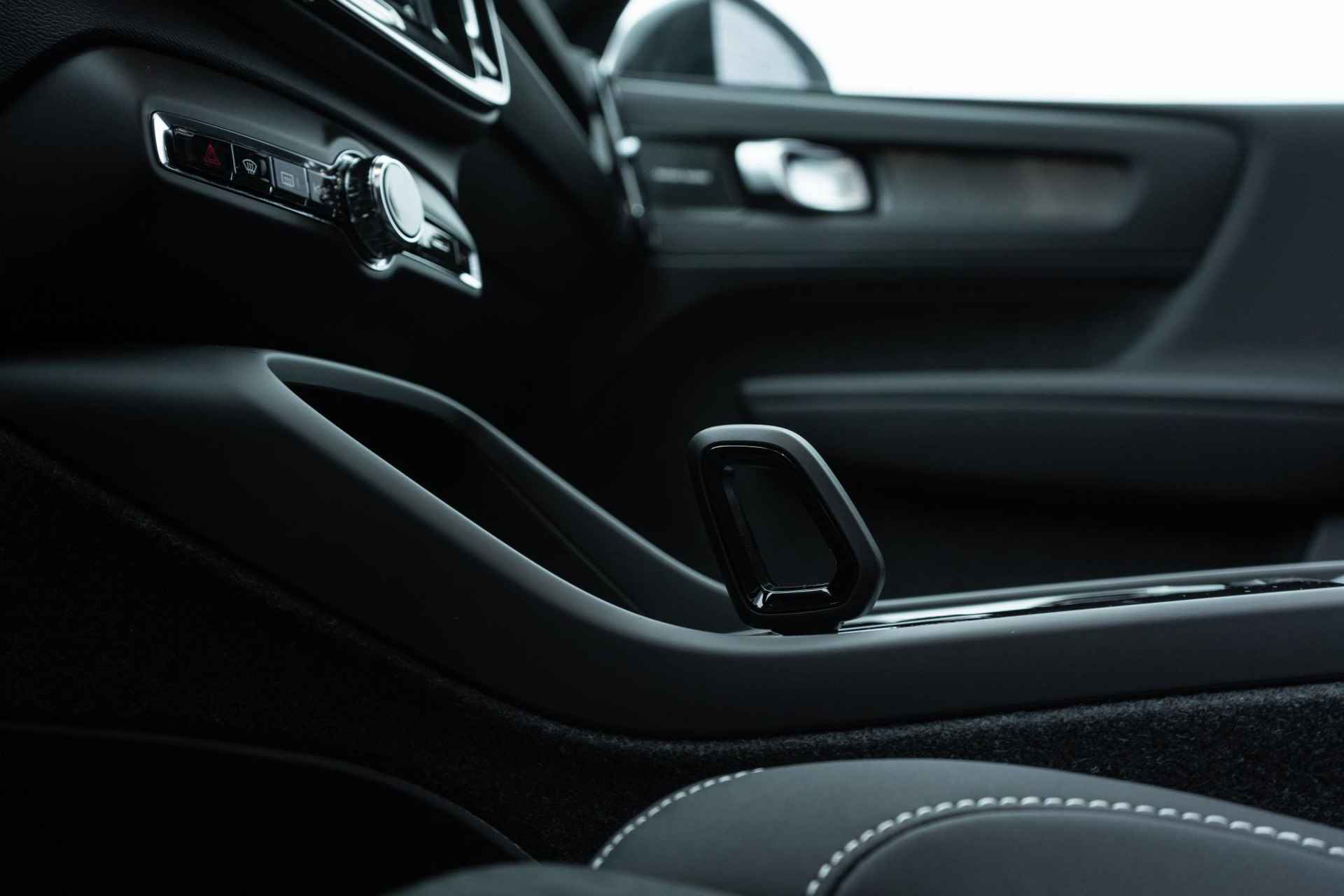 Volvo XC40 Single Motor Extended Range Ultimate | UIT VOORRAAD LEVERBAAR | Google | Schuif-/Kanteldak | 360 Camera | Adaptieve Cruise | Getint Glas | Warmtepomp | Keyless | Memory | Elek. Achterklep | 20" LM - 10/22
