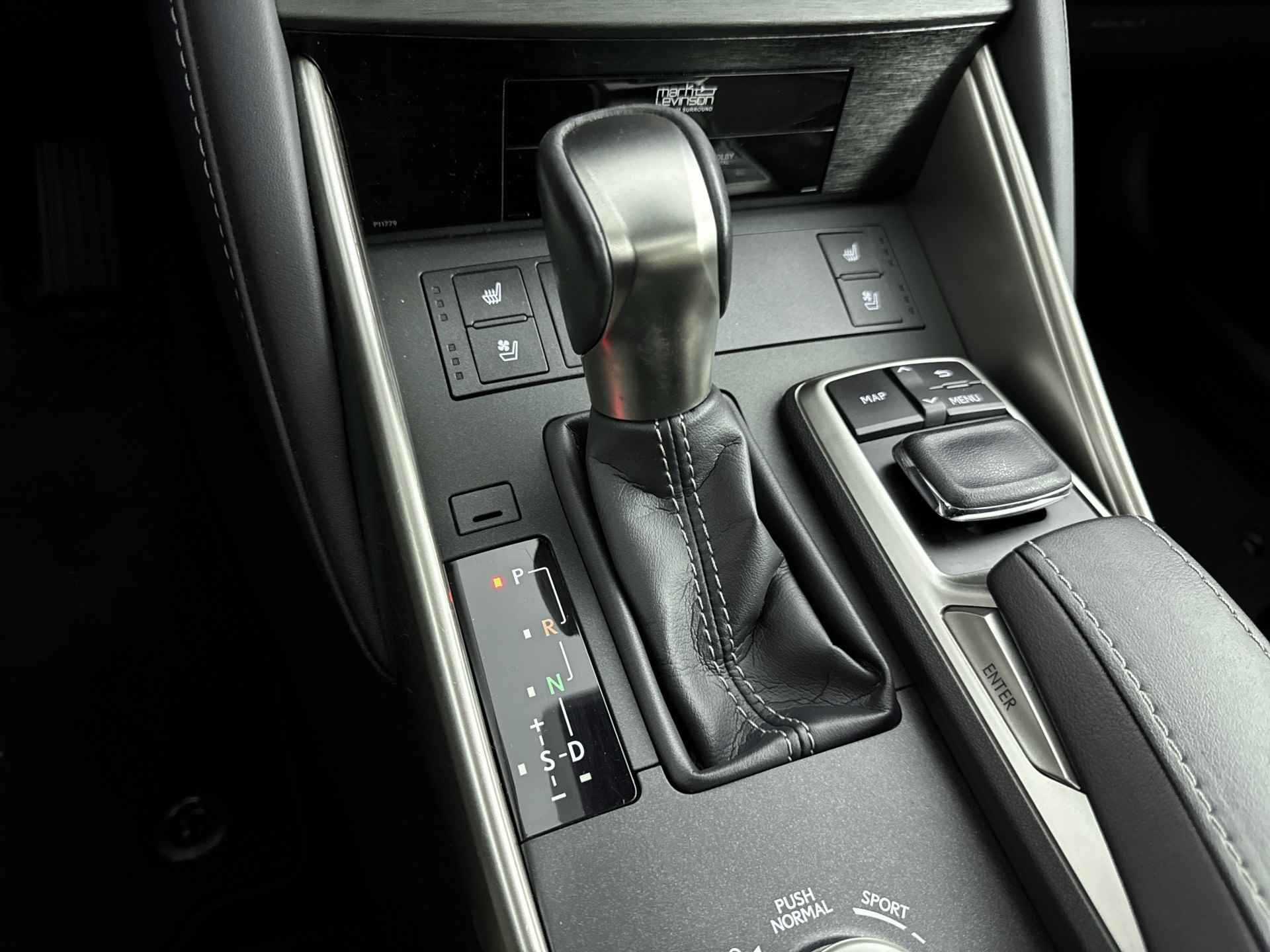 Lexus IS 300h Hybrid Luxury Line Limited | Schuifdak | Mark Levinson Audio | Dodehoek Detectie | Stoelverkoeling | Voorruit-/Stuur-/Stoelverwarming | Parkeersensoren | Navigatie | Stoelgeheugen | - 11/39