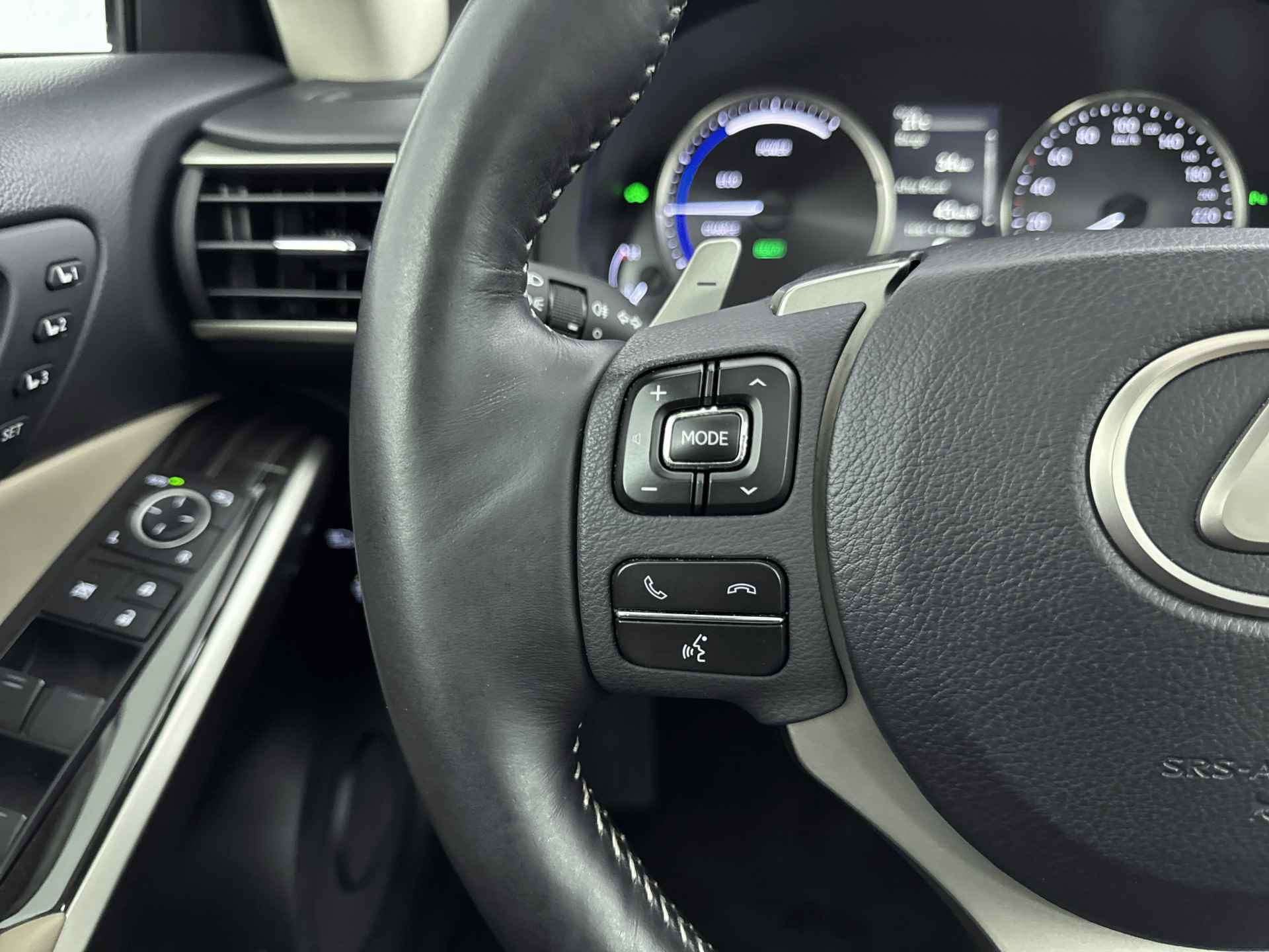 Lexus IS 300h Hybrid Luxury Line Limited | Schuifdak | Mark Levinson Audio | Dodehoek Detectie | Stoelverkoeling | Voorruit-/Stuur-/Stoelverwarming | Parkeersensoren | Navigatie | Stoelgeheugen | - 20/39