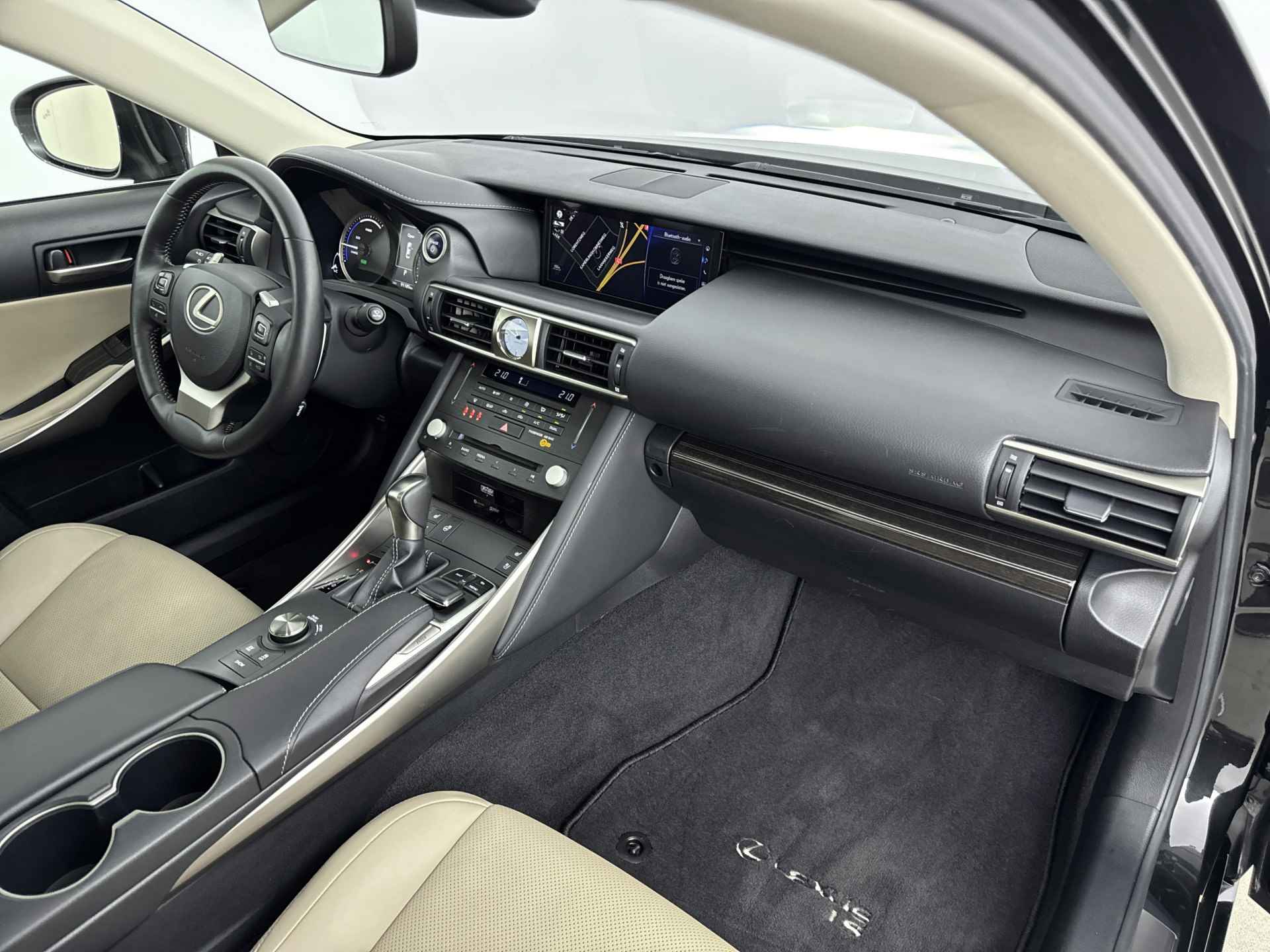 Lexus IS 300h Hybrid Luxury Line Limited | Schuifdak | Mark Levinson Audio | Dodehoek Detectie | Stoelverkoeling | Voorruit-/Stuur-/Stoelverwarming | Parkeersensoren | Navigatie | Stoelgeheugen | - 29/39