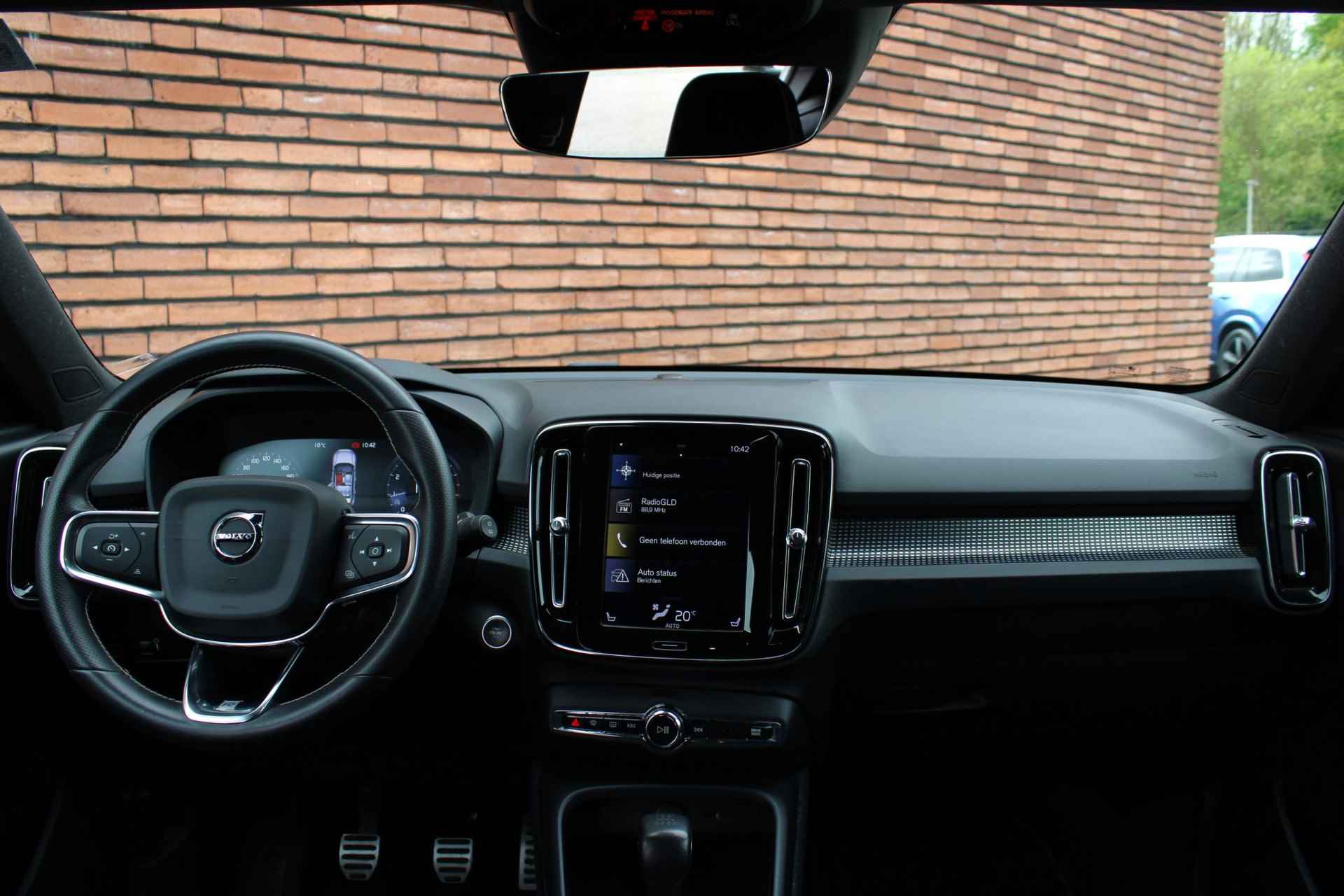 Volvo XC40 T3 163PK R-Design, Achteruitrijcamera, Parkeersensoren, Metallic Lak, Electronic Climate Control, Navigatiesysteem, Keyless Entry, Verwarmbare Voorstoelen, Verwarmbaar Stuurwiel, Rijstrooksensor Met Correctie - 4/22