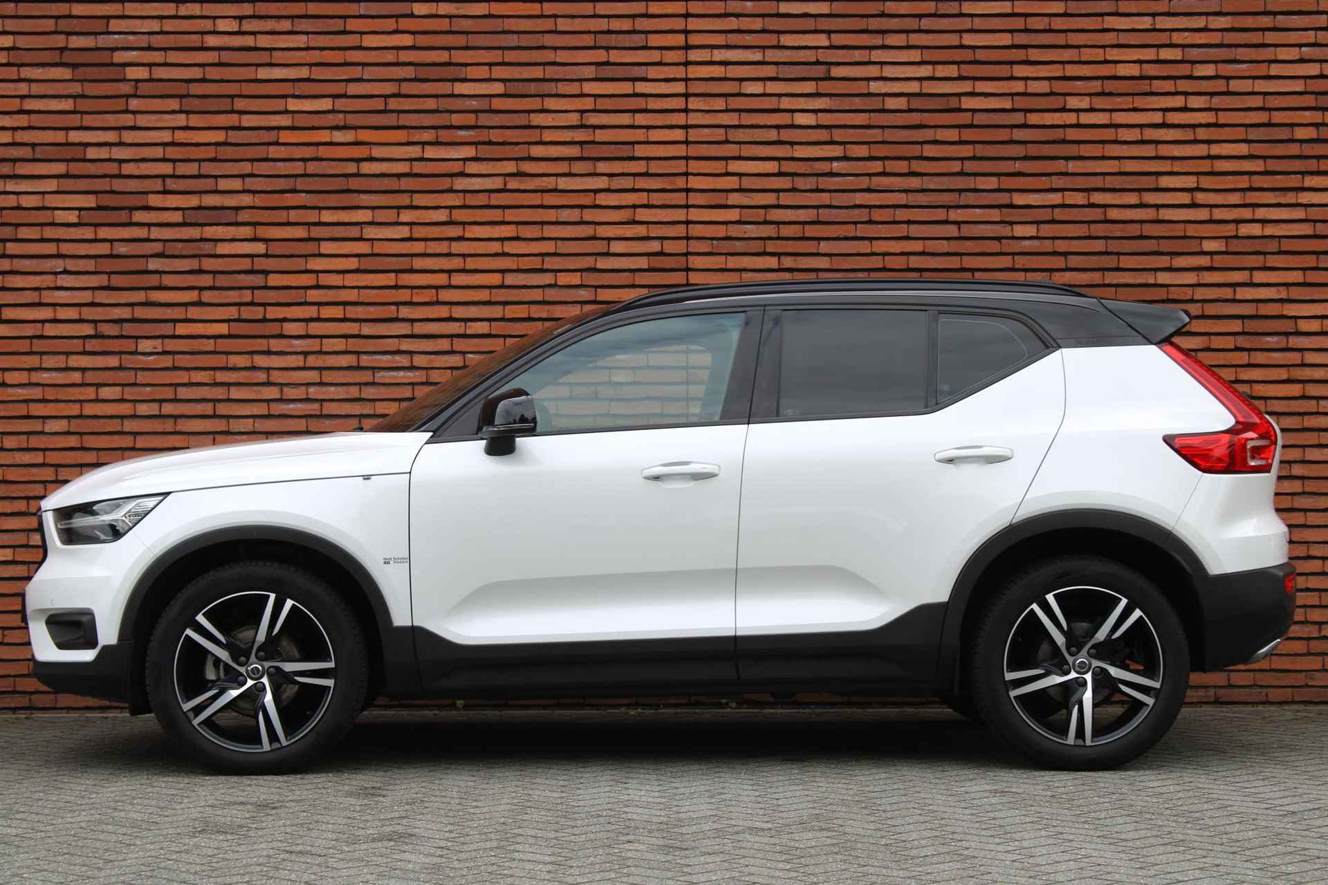 Volvo XC40 T3 156PK R-Design, Achteruitrijcamera, Parkeersensoren, Metallic Lak, Electronic Climate Control, Navigatiesysteem, Keyless Entry, Verwarmbare Voorstoelen, Verwarmbaar Stuurwiel, Rijstrooksensor Met Correctie - 9/22