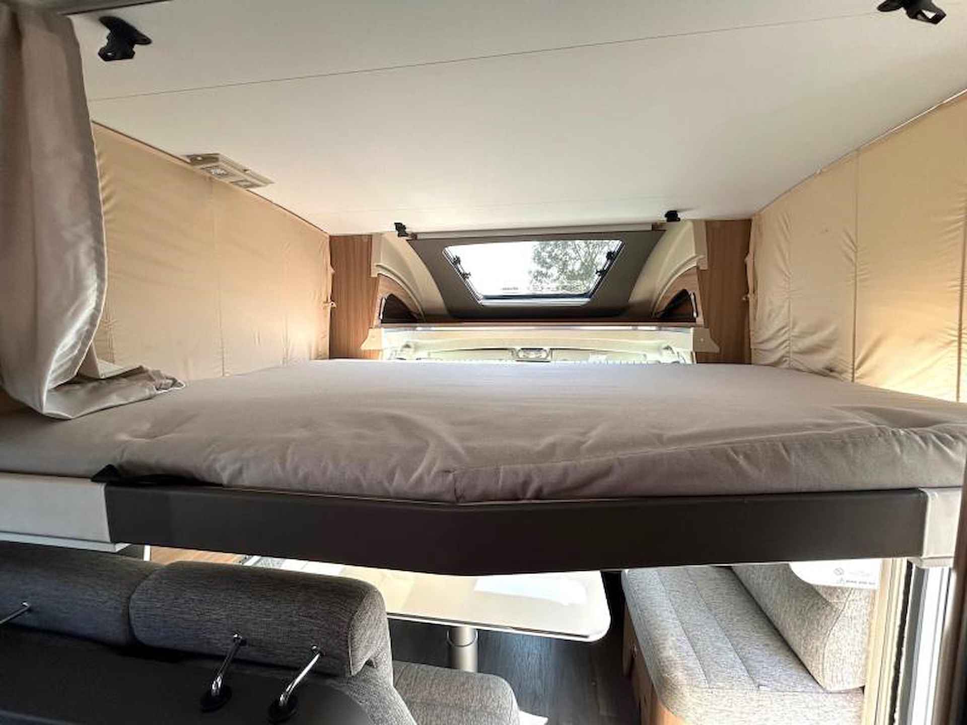 Adria Matrix M 670 SP vastbed/hefbed/xxl-garage - 12/25