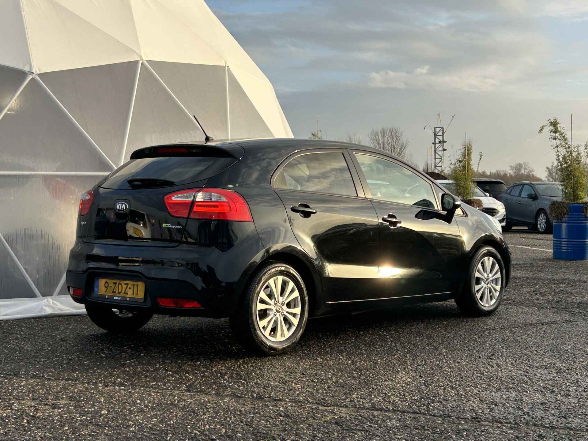 Kia Rio 1.2 CVVT World Cup Edition | Lederen bekleding | Cruise Control | Airco | Bluetooth | Parkeersensoren achter | - 3/33