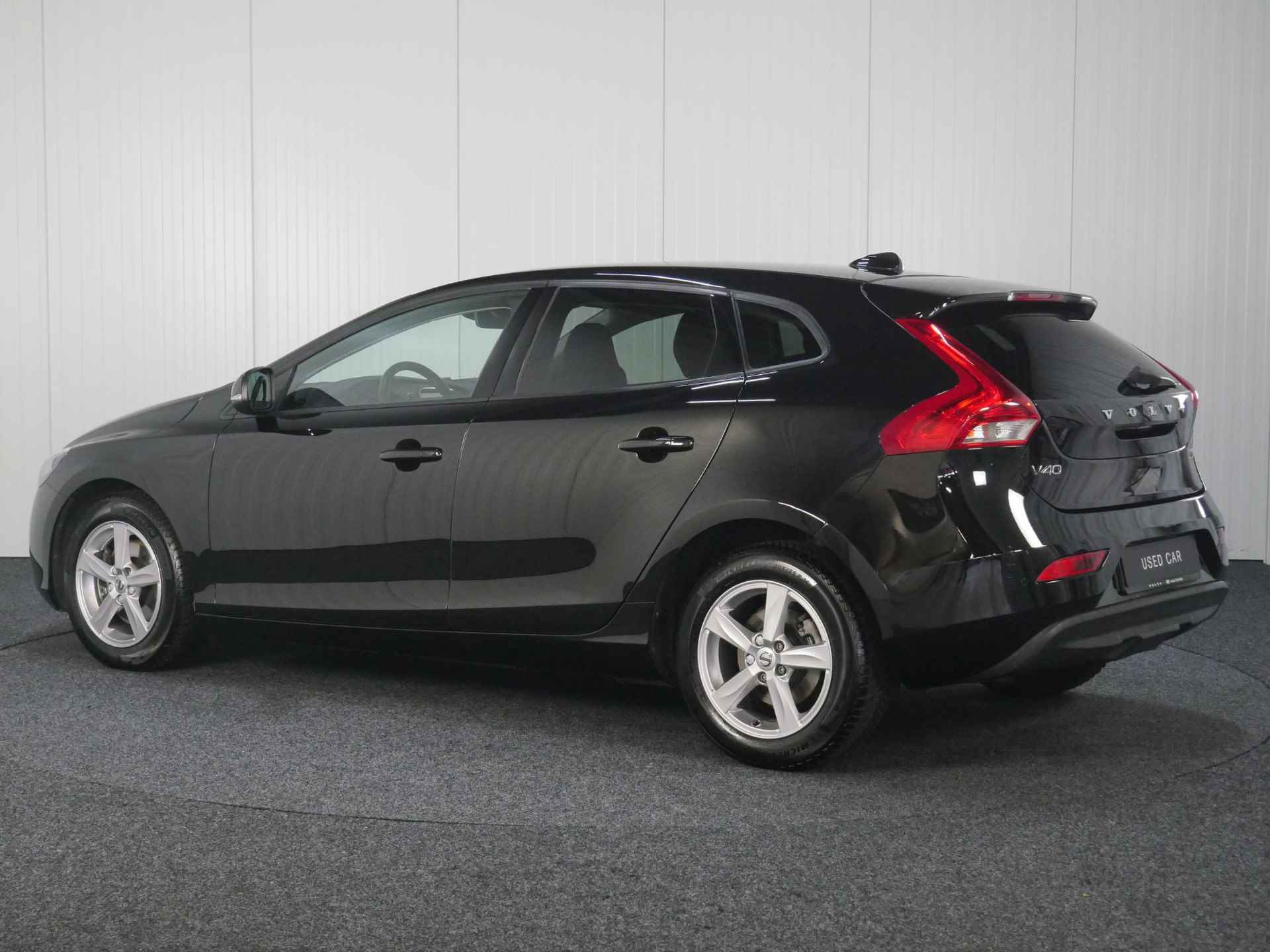 Volvo V40 T2 123PK Momentum, High Performance Audio, Cruise Control, Navigatiesysteem, LED Dagrijverlichting, Lederen/Stof Bekleding, Regensensor, Elektrische Ramen Voor En Achter, Buitenspiegels Verwarmbaar En Verstelbaar - 3/43