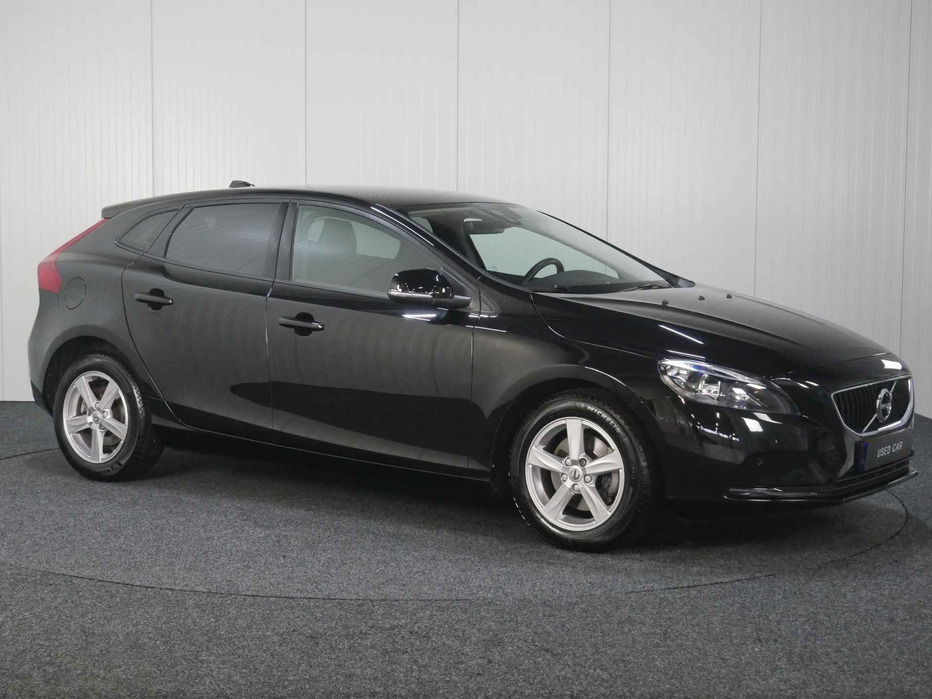 Volvo V40 T2 123PK Momentum, High Performance Audio, Cruise Control, Navigatiesysteem, LED Dagrijverlichting, Lederen/Stof Bekleding, Regensensor, Elektrische Ramen Voor En Achter, Buitenspiegels Verwarmbaar En Verstelbaar - 9/43