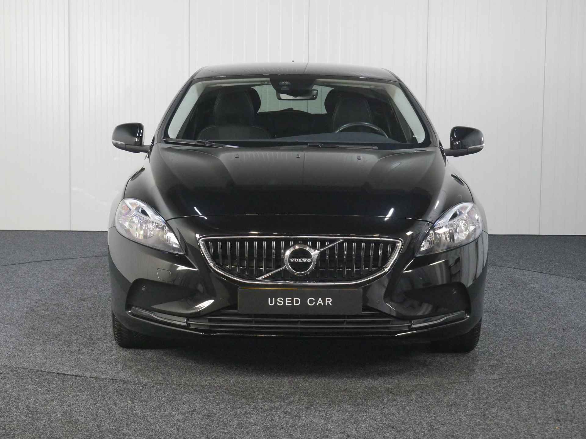 Volvo V40 T2 123PK Momentum, High Performance Audio, Cruise Control, Navigatiesysteem, LED Dagrijverlichting, Lederen/Stof Bekleding, Regensensor, Elektrische Ramen Voor En Achter, Buitenspiegels Verwarmbaar En Verstelbaar - 10/43