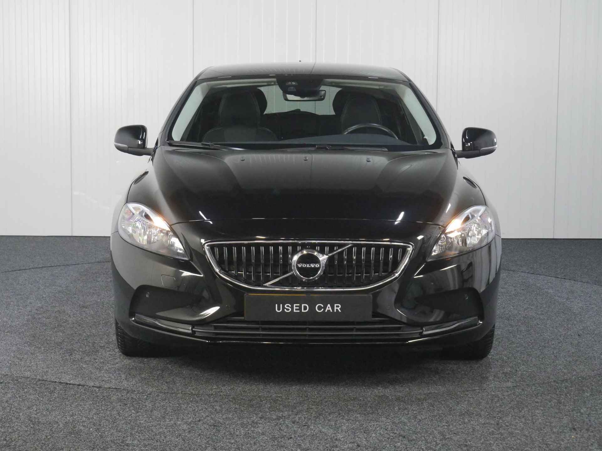 Volvo V40 T2 123PK Momentum, High Performance Audio, Cruise Control, Navigatiesysteem, LED Dagrijverlichting, Lederen/Stof Bekleding, Regensensor, Elektrische Ramen Voor En Achter, Buitenspiegels Verwarmbaar En Verstelbaar - 11/43