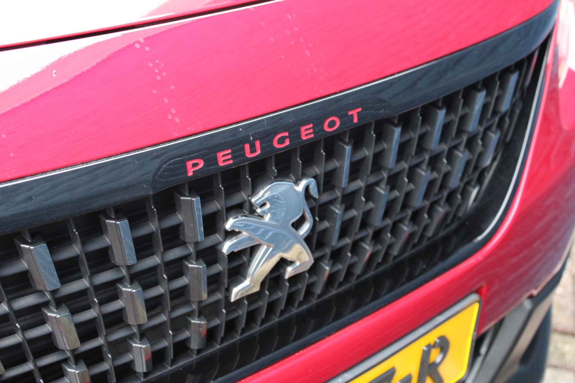 Peugeot 2008 SUV 1.2 PureTech 110pk GT-Line | Navigatie | 17 Inch lichtmetaal | Grip control | Trekhaak | - 10/33