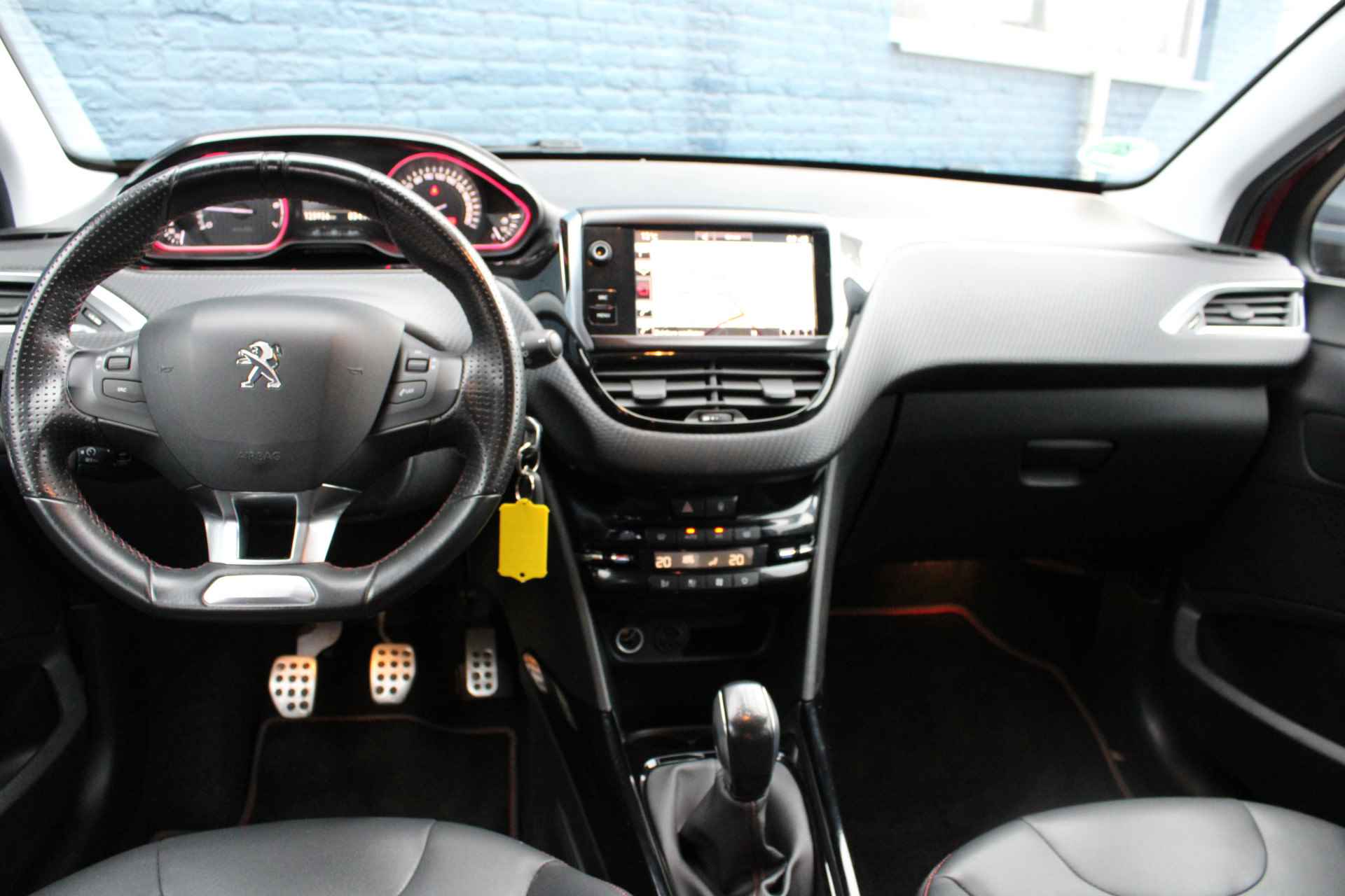 Peugeot 2008 SUV 1.2 PureTech 110pk GT-Line | Navigatie | 17 Inch lichtmetaal | Grip control | Trekhaak | - 18/33