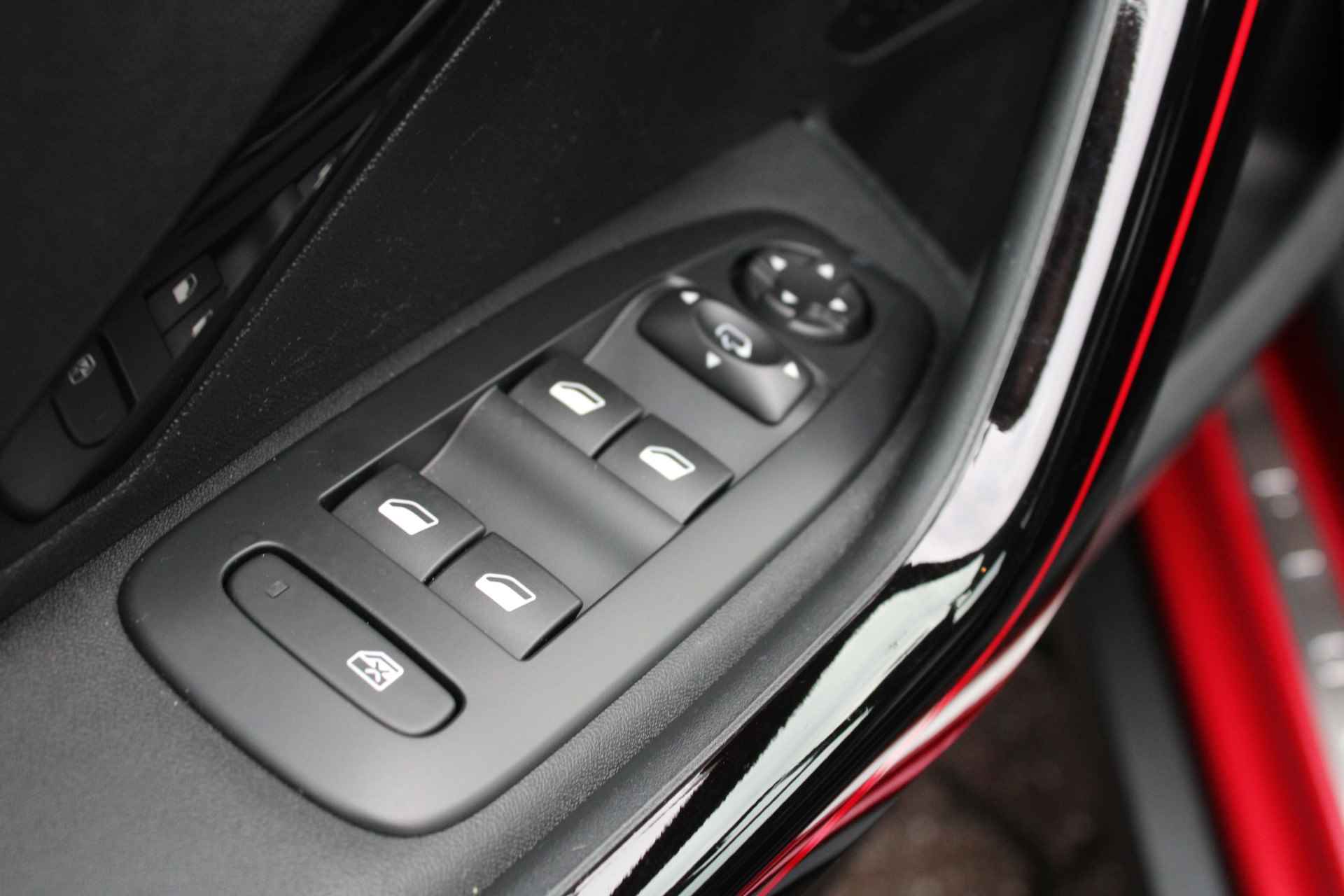 Peugeot 2008 SUV 1.2 PureTech 110pk GT-Line | Navigatie | 17 Inch lichtmetaal | Grip control | Trekhaak | - 19/33