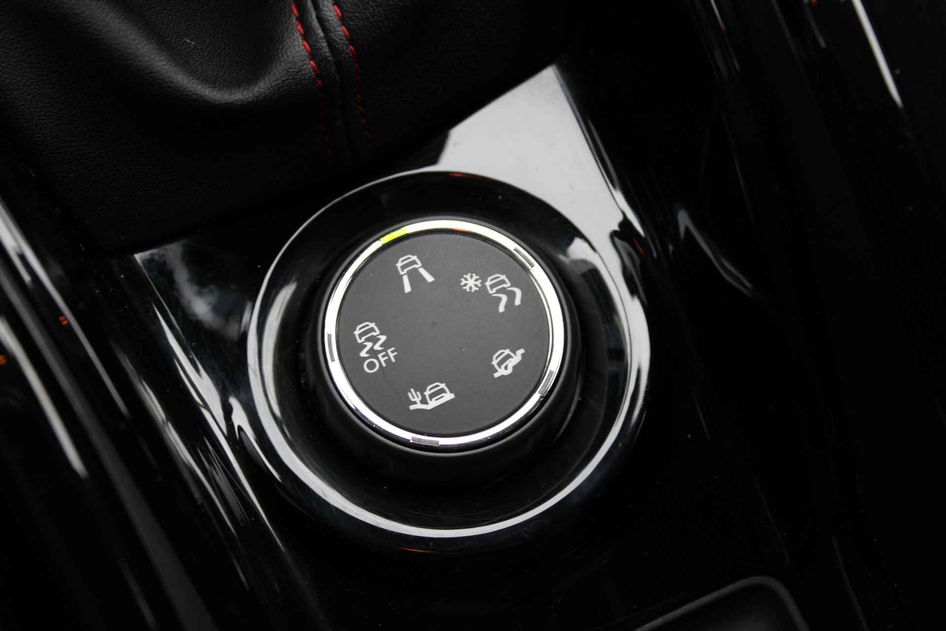 Peugeot 2008 SUV 1.2 PureTech 110pk GT-Line | Navigatie | 17 Inch lichtmetaal | Grip control | Trekhaak | - 23/33