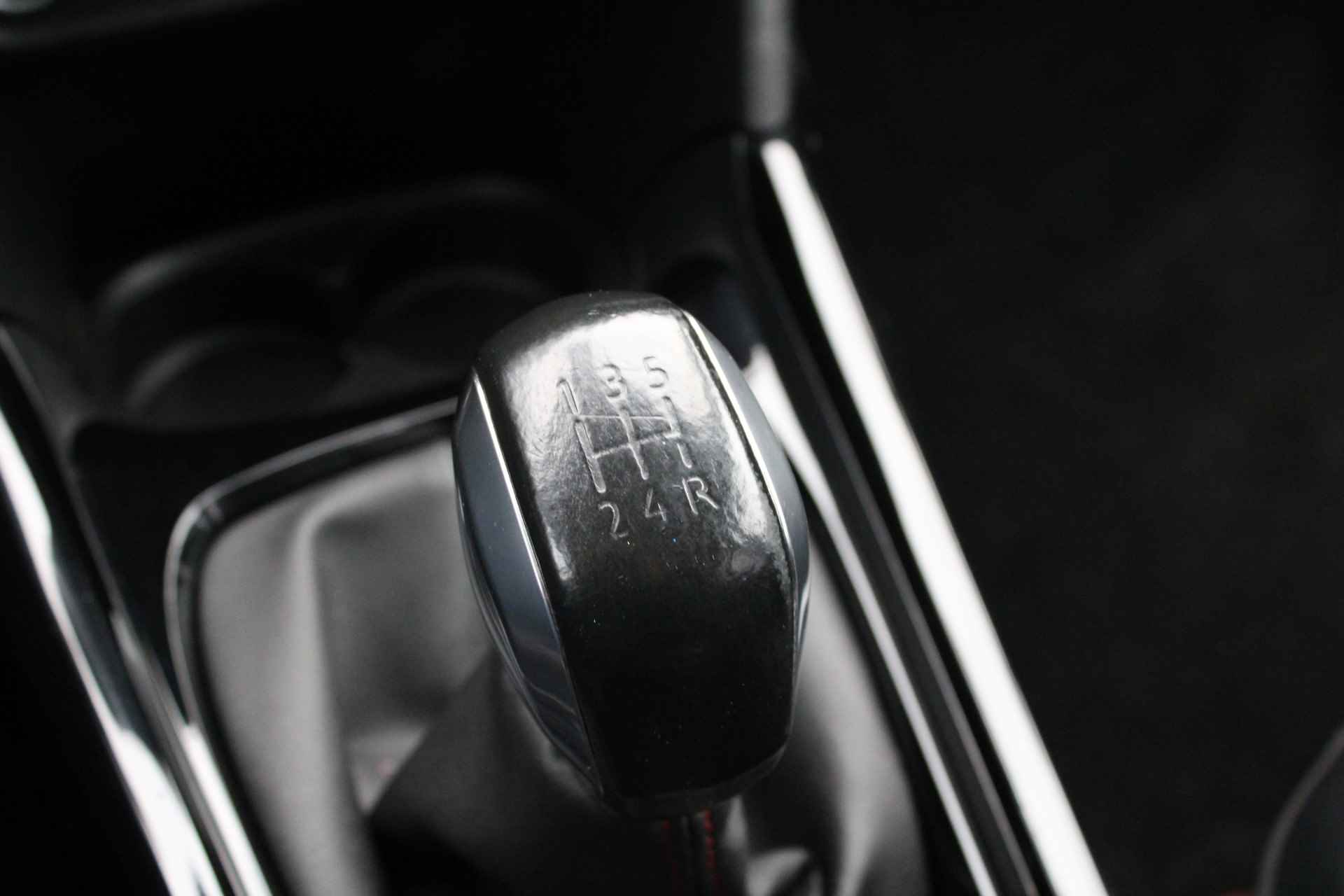 Peugeot 2008 SUV 1.2 PureTech 110pk GT-Line | Navigatie | 17 Inch lichtmetaal | Grip control | Trekhaak | - 24/33