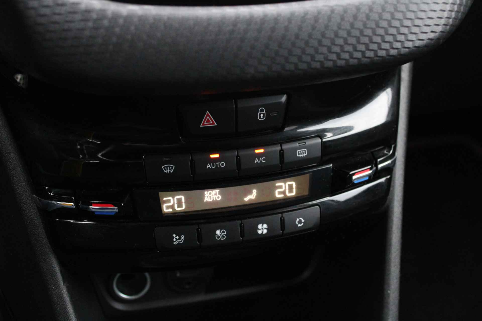 Peugeot 2008 SUV 1.2 PureTech 110pk GT-Line | Navigatie | 17 Inch lichtmetaal | Grip control | Trekhaak | - 25/33