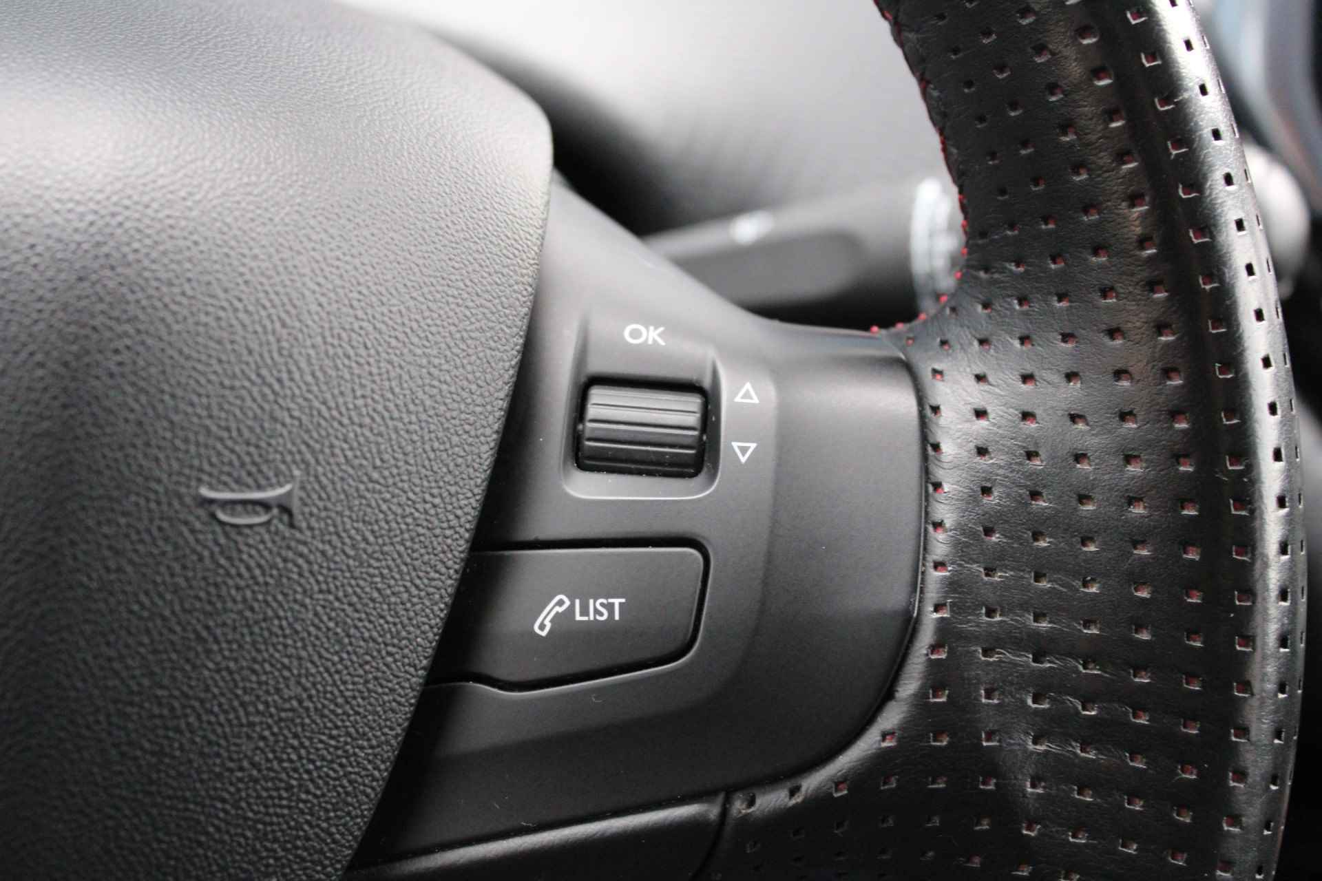 Peugeot 2008 SUV 1.2 PureTech 110pk GT-Line | Navigatie | 17 Inch lichtmetaal | Grip control | Trekhaak | - 28/33