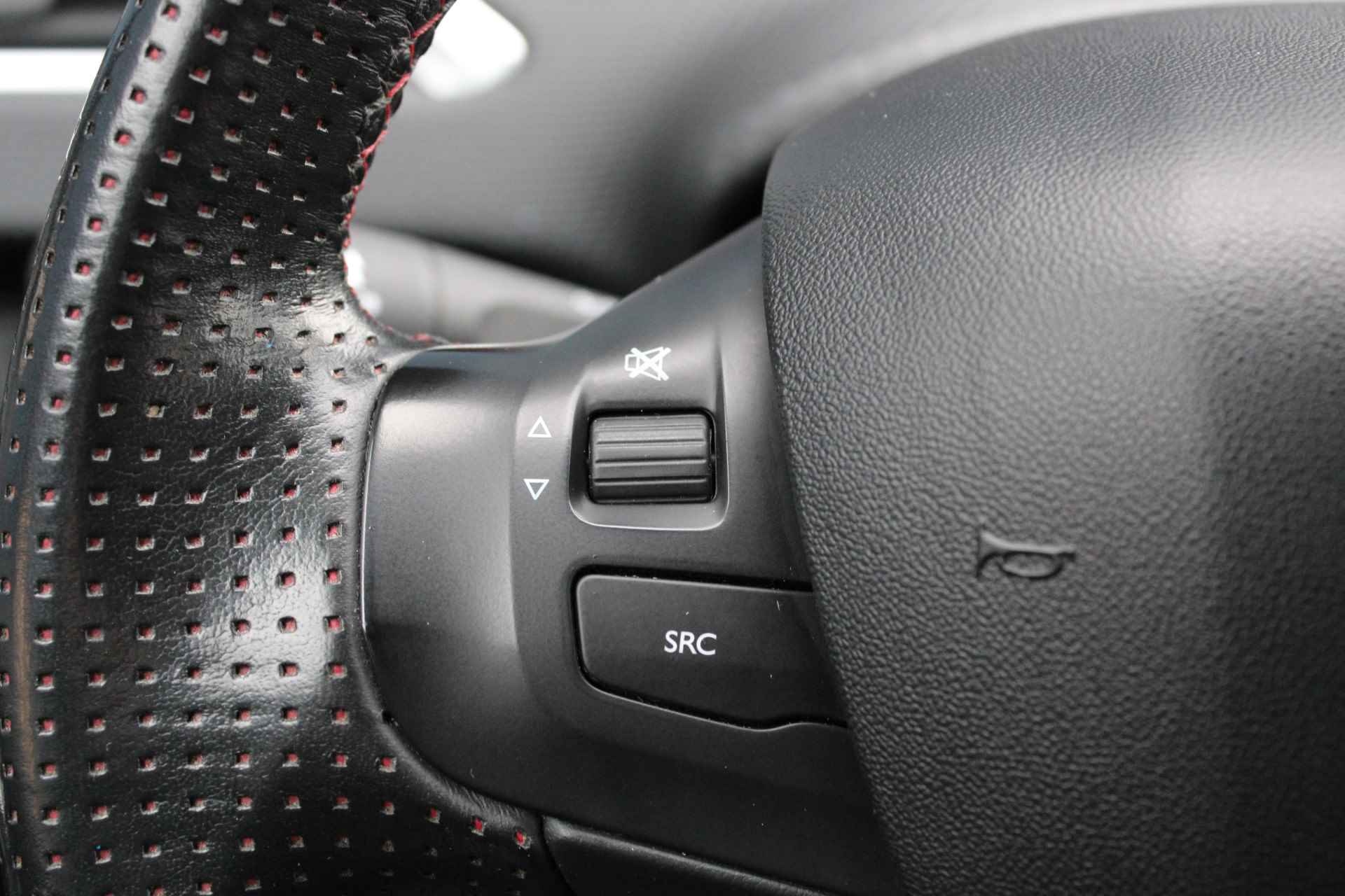 Peugeot 2008 SUV 1.2 PureTech 110pk GT-Line | Navigatie | 17 Inch lichtmetaal | Grip control | Trekhaak | - 29/33