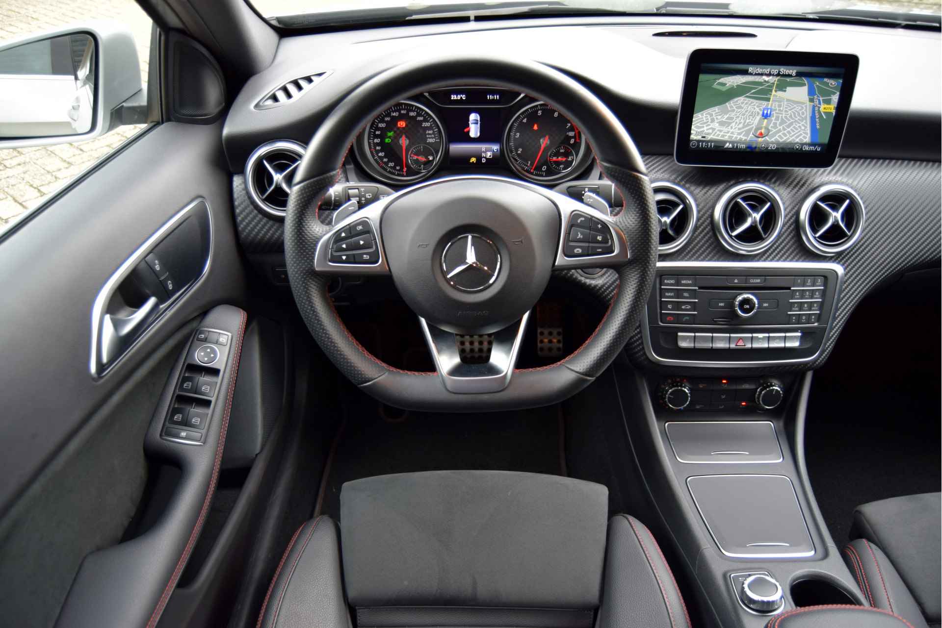 Mercedes-Benz A-Klasse 180 AMG Upgrade Edition 37.000km NAP LED Camera Stoelverwarming - 15/54