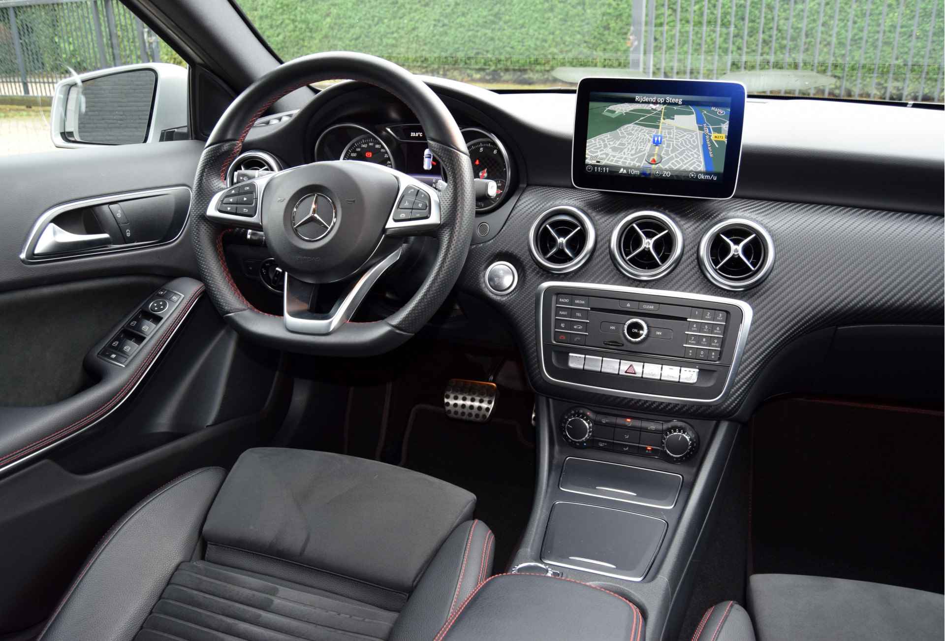 Mercedes-Benz A-Klasse 180 AMG Upgrade Edition 37.000km NAP LED Camera Stoelverwarming - 16/54