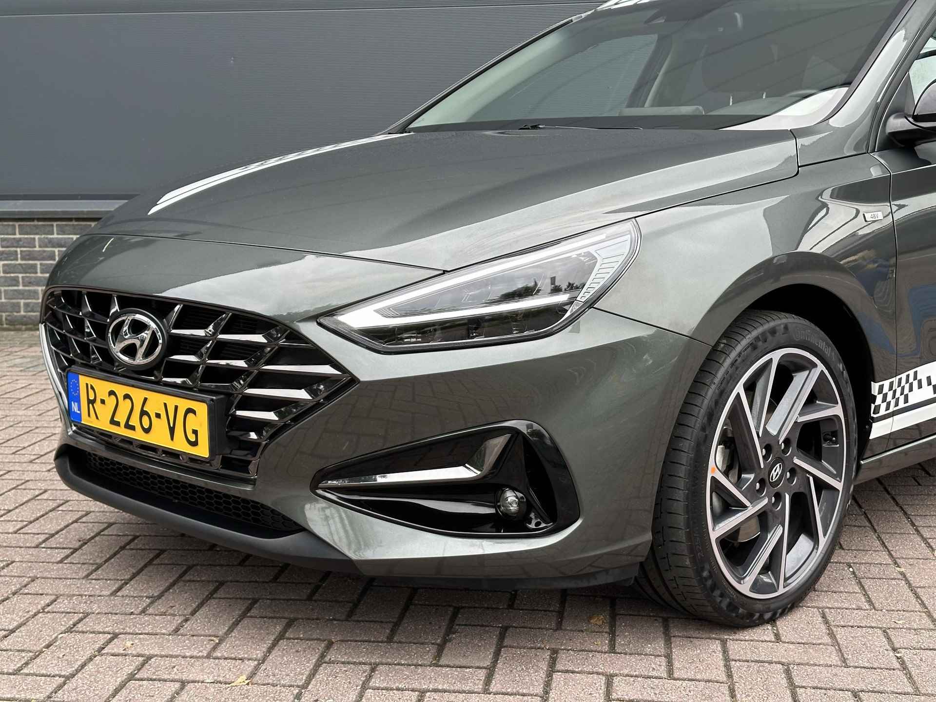 Hyundai i30 Wagon 1.0 T-GDi AUTOMAAT MHEV Comfort Smart 18 inch lichtmetalen velgen / zwart getinte ramen / Navigatie / Apple Carplay / Android Auto / Keyless / Climate Control / Achteruitrijcamera / Draadloze Telefoonlader / Cruise / - 27/45