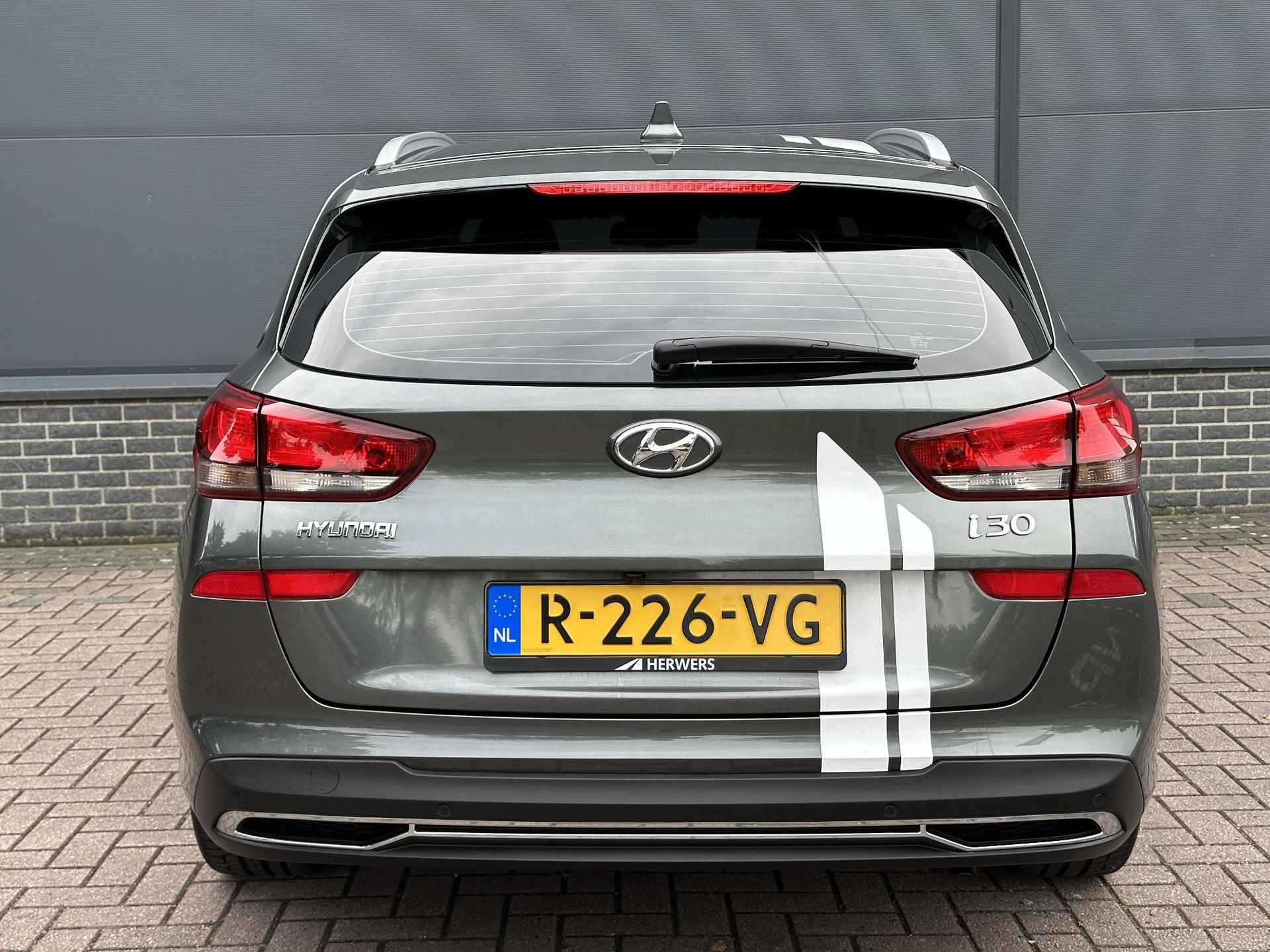 Hyundai i30 Wagon 1.0 T-GDi AUTOMAAT MHEV Comfort Smart 18 inch lichtmetalen velgen / zwart getinte ramen / Navigatie / Apple Carplay / Android Auto / Keyless / Climate Control / Achteruitrijcamera / Draadloze Telefoonlader / Cruise / - 28/45