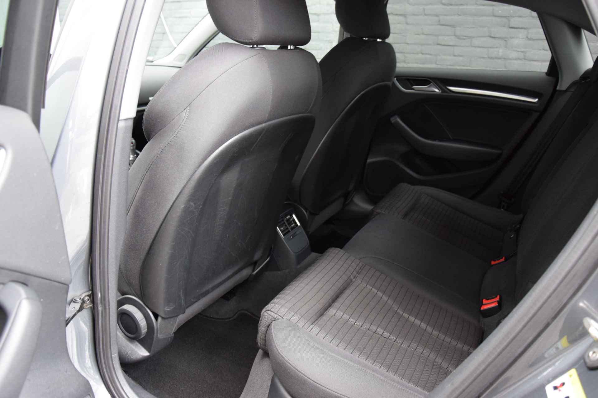 Audi A3 Limousine 30 116PK TFSI Sport Lease Edition Automaat | NL-Auto | BOVAG Garantie | Stoelverwarming | 17" Velgen | Naviatie | LED-Koplampen | PDC Achter | - 7/37
