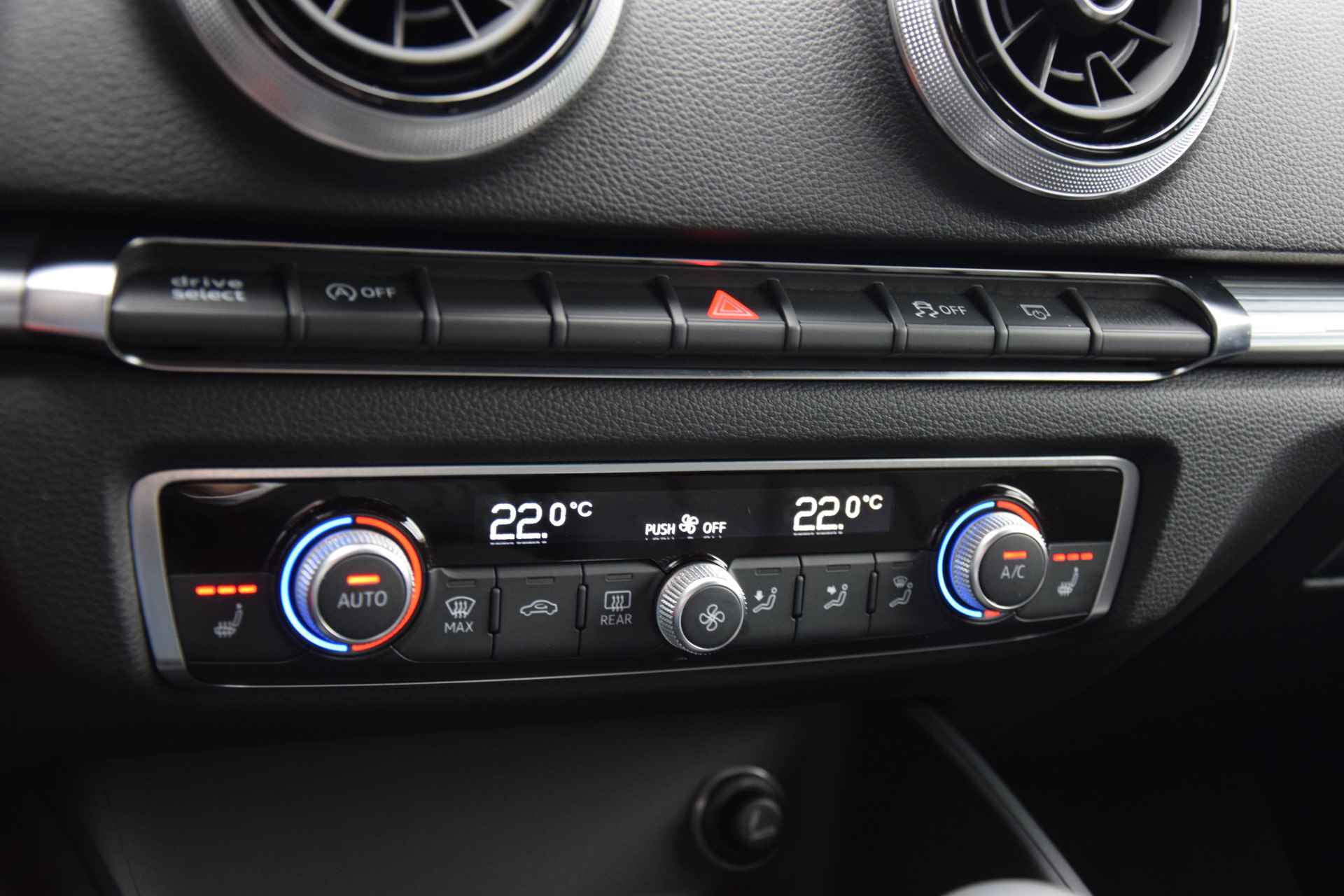 Audi A3 Limousine 30 116PK TFSI Sport Lease Edition Automaat | NL-Auto | BOVAG Garantie | Stoelverwarming | 17" Velgen | Naviatie | LED-Koplampen | PDC Achter | - 19/37