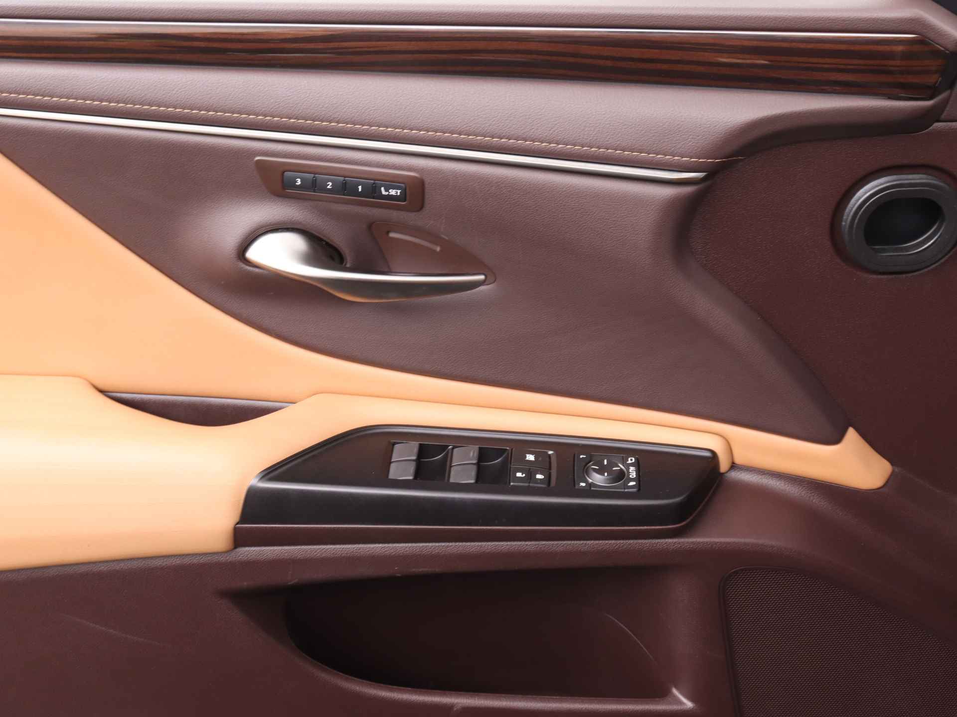 Lexus ES 300h Luxury Line | Stoelverwarming en -ventilatie | Safety System+ | Lederen bekleding | - 33/49