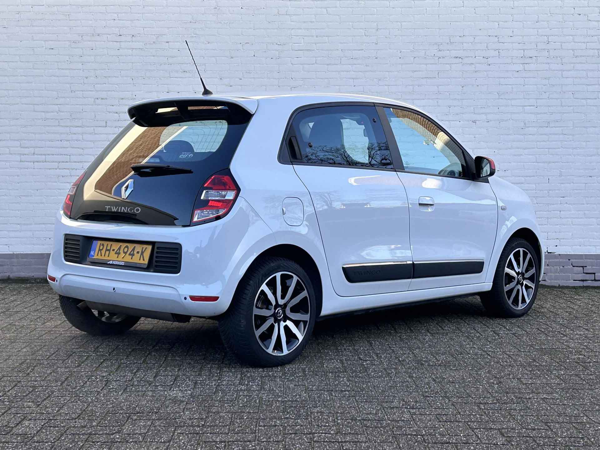 Renault Twingo 1.0 SCe Intens Automaat / Achterruitrijcamera / Climate control / Cruise Control / Navigatie / Bluetooth / 16" Lmv / Automatisch Dimlicht / - 3/36