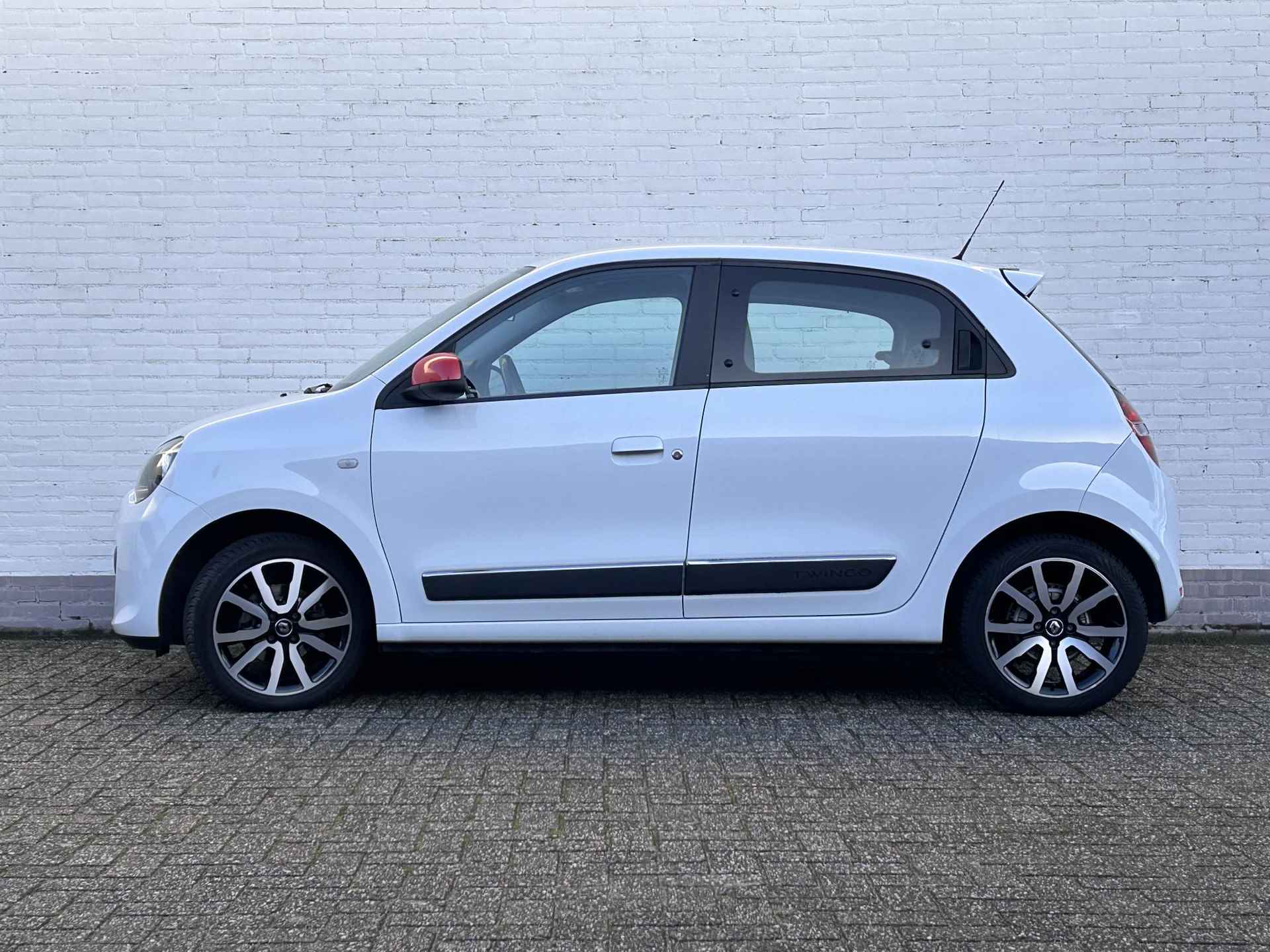 Renault Twingo 1.0 SCe Intens Automaat / Achterruitrijcamera / Climate control / Cruise Control / Navigatie / Bluetooth / 16" Lmv / Automatisch Dimlicht / - 10/36