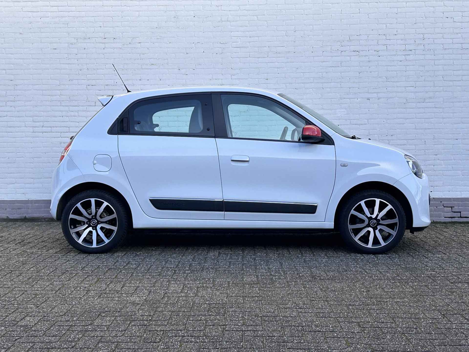 Renault Twingo 1.0 SCe Intens Automaat / Achterruitrijcamera / Climate control / Cruise Control / Navigatie / Bluetooth / 16" Lmv / Automatisch Dimlicht / - 30/36