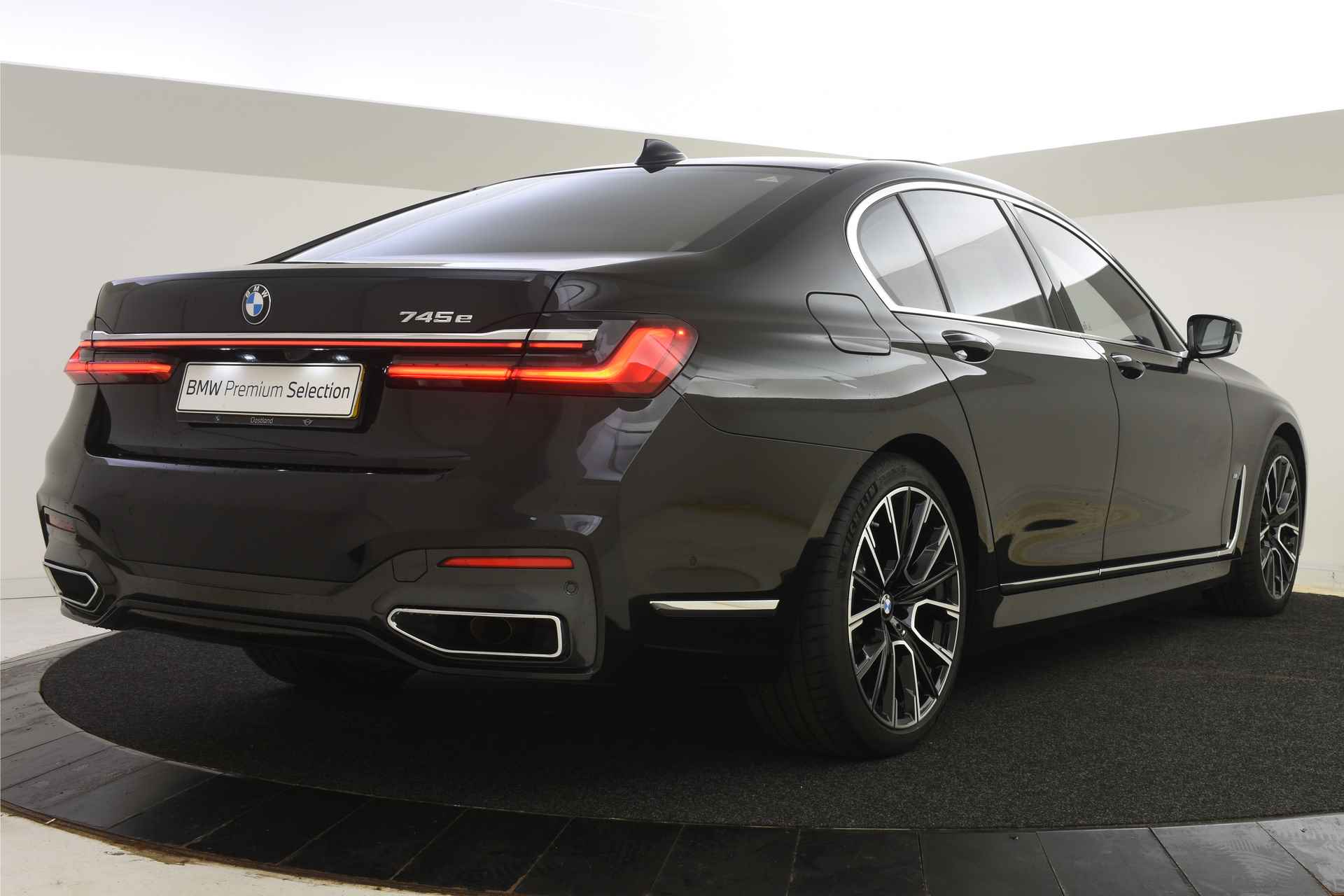 BMW 7 Serie 745e High Executive M Sport Automaat / Schuif-kanteldak / Laserlicht / Active Steering / Soft Close / Parking Assistant Plus / Head-Up / Comfort Access - 3/61