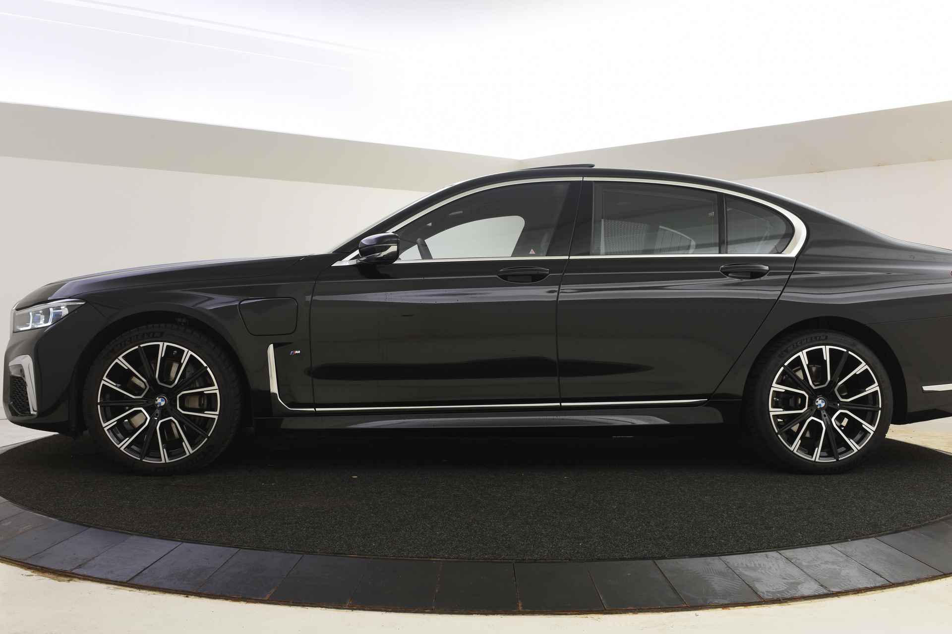 BMW 7 Serie 745e High Executive M Sport Automaat / Schuif-kanteldak / Laserlicht / Active Steering / Soft Close / Parking Assistant Plus / Head-Up / Comfort Access - 4/61