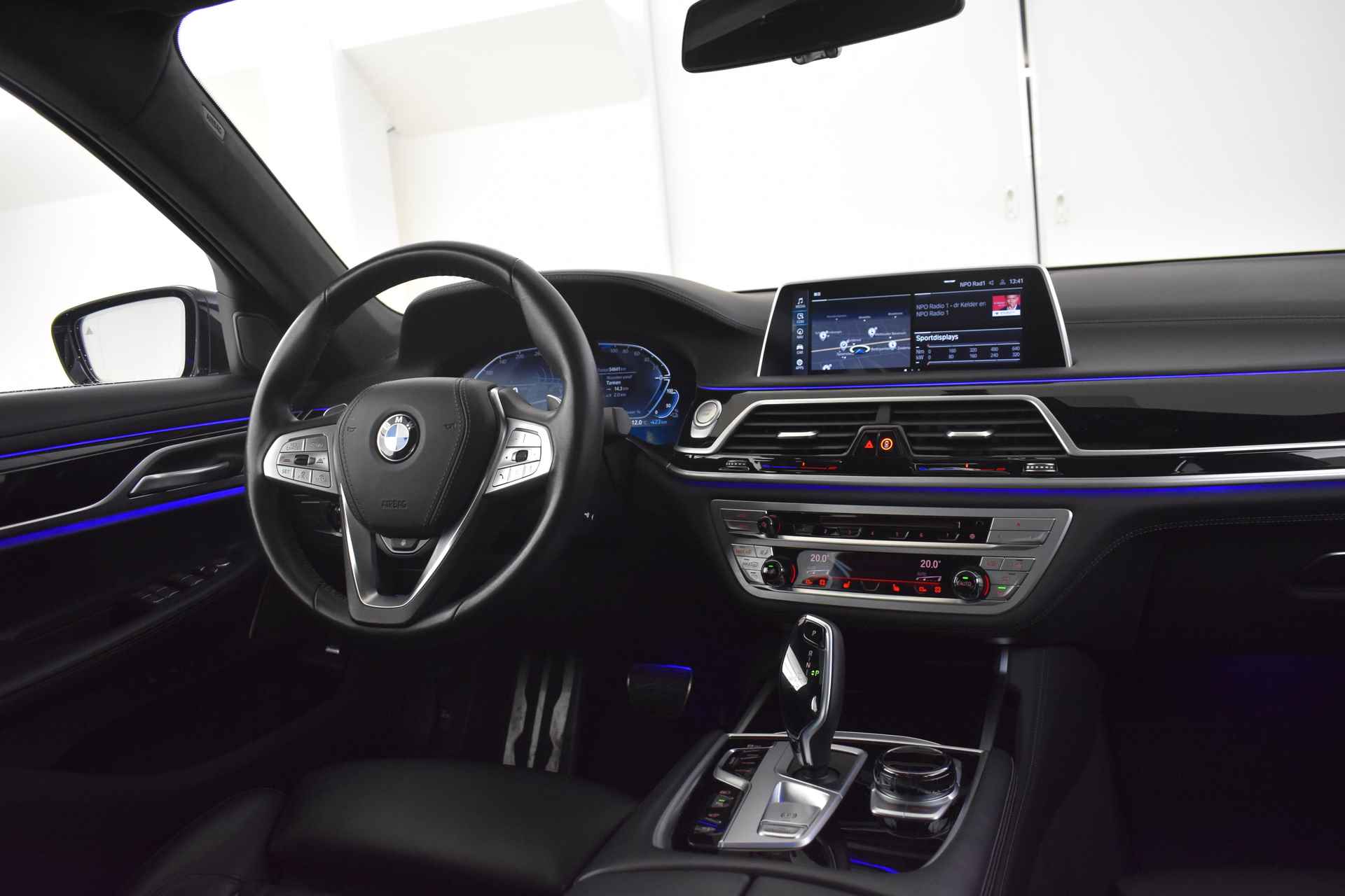 BMW 7 Serie 745e High Executive M Sport Automaat / Schuif-kanteldak / Laserlicht / Active Steering / Soft Close / Parking Assistant Plus / Head-Up / Comfort Access - 25/61