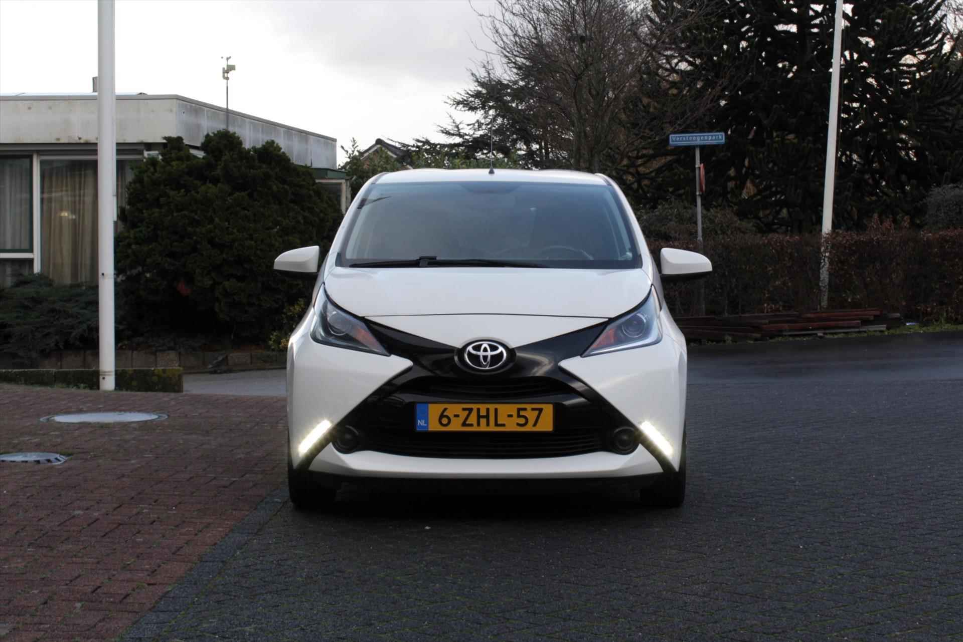 TOYOTA Aygo 1.0 VVT-i 69pk 5D x-play - 6/32