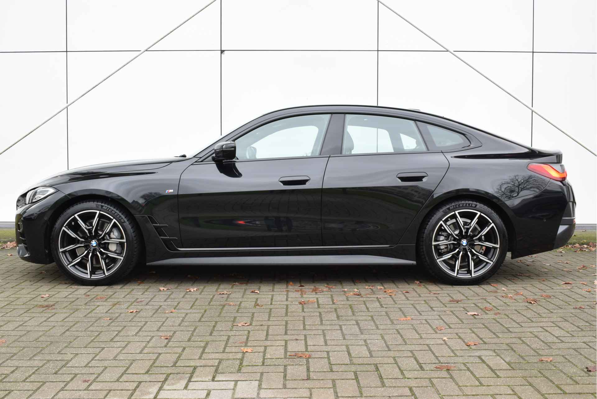 BMW 4 Serie Gran Coupé 430i High Executive M Sport Automaat / Schuif-kanteldak / Trekhaak / Stoelverwarming / Parking Assistant / Cruise Control / Live Cockpit Professional / Verwarmd stuurwiel - 2/31