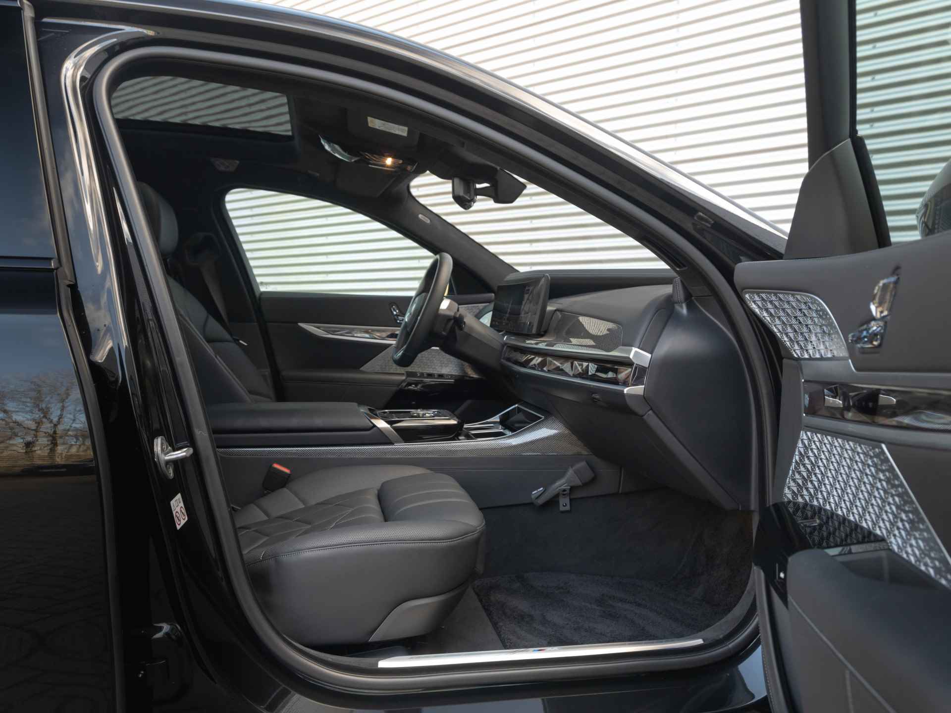 BMW i7 xDrive60 M-Sport Pro - Innovation Pack - Bowers & Wilkins - Stoelmassage + Ventilatie - 17/51