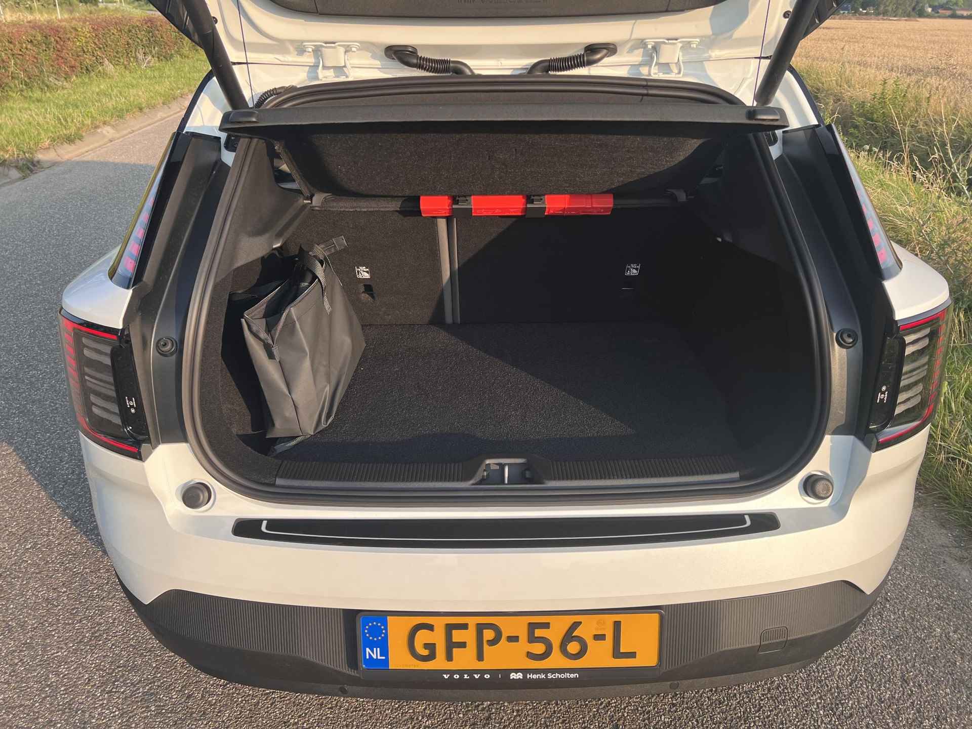 Volvo EX30 Single Motor Extended Range 272PK 69 kWh Ultra, White Edition, Mist bekleding, Glazen panoramadak, Harman Kardon audio, Trekhaak semi elektrisch wegklapbaar, Elektrisch verstelbare voorstoelen, Getint glas achter, 360 graden camera met 3D view - 17/24