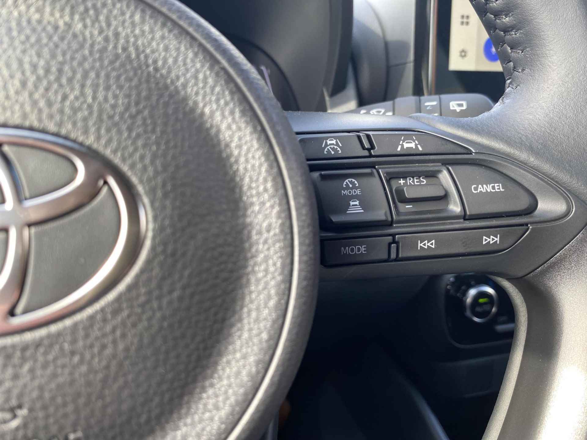 Toyota Yaris Hybrid 115 First Edition Automaat | Apple CarPlay / Android Auto | All season banden - 15/36