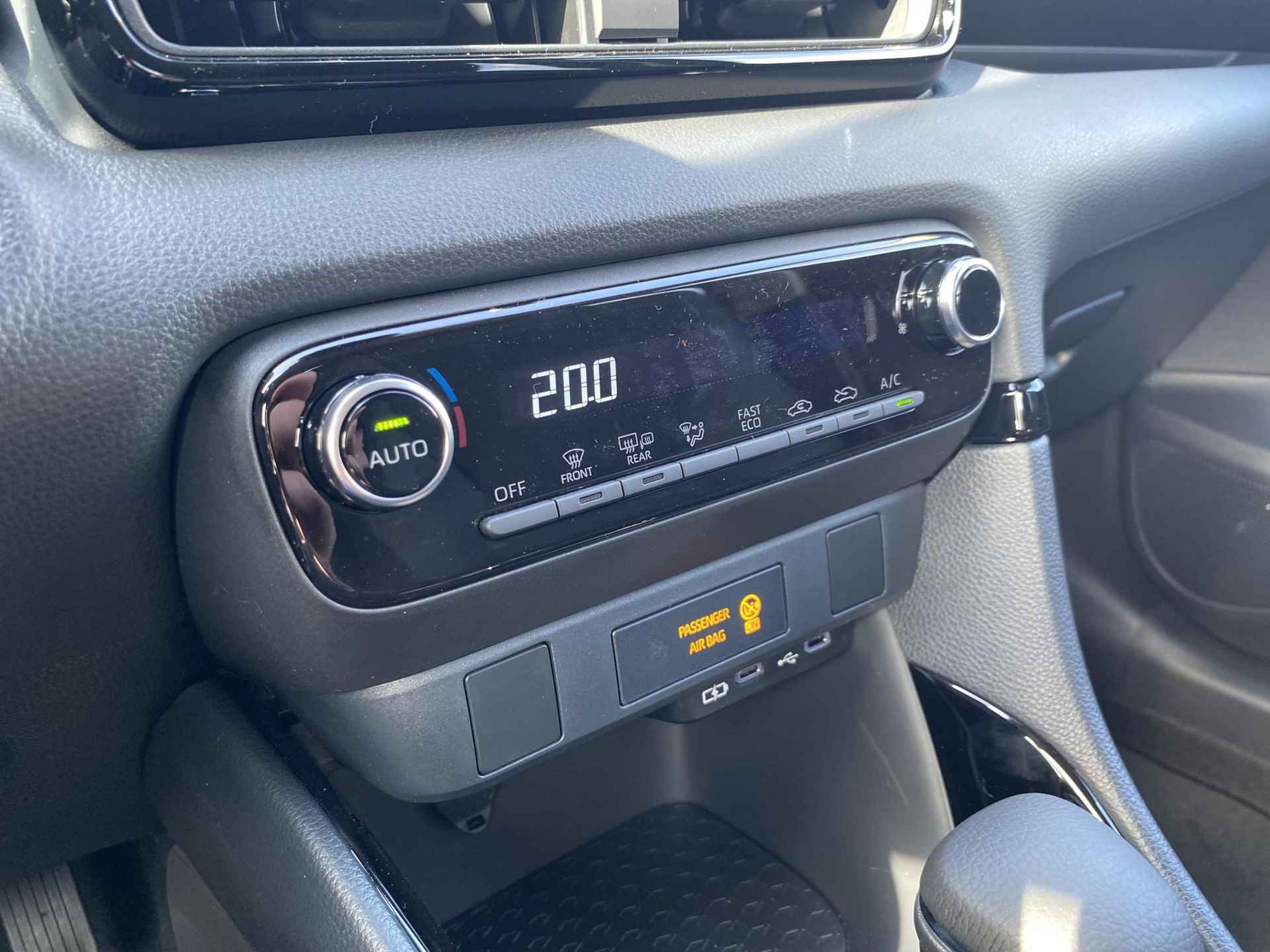 Toyota Yaris Hybrid 115 First Edition Automaat | Apple CarPlay / Android Auto | All season banden - 20/36