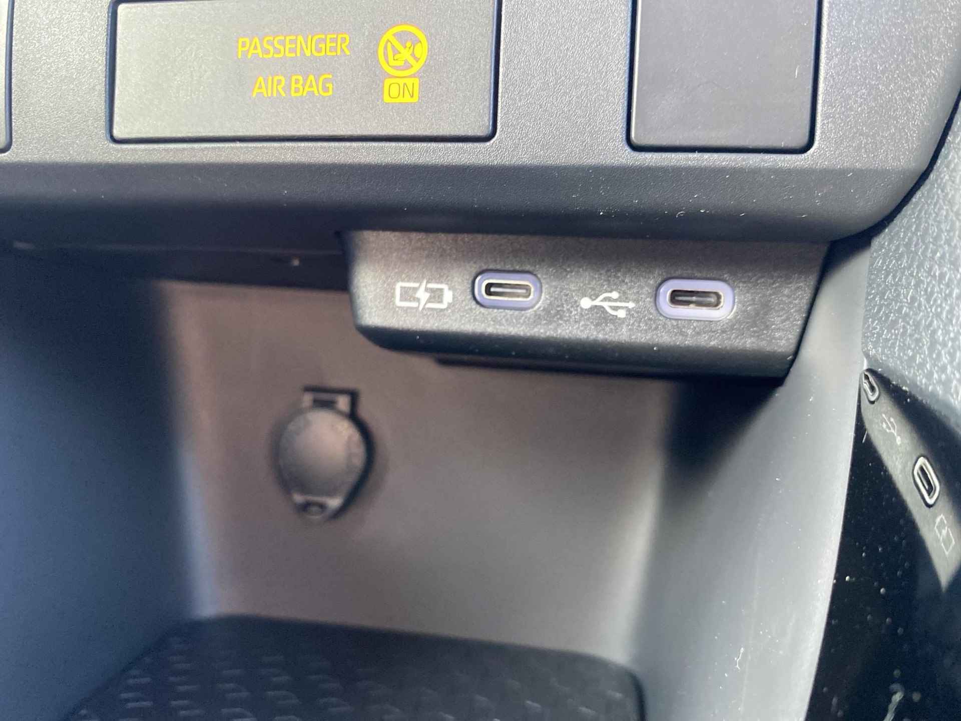 Toyota Yaris Hybrid 115 First Edition Automaat | Apple CarPlay / Android Auto | All season banden - 21/36