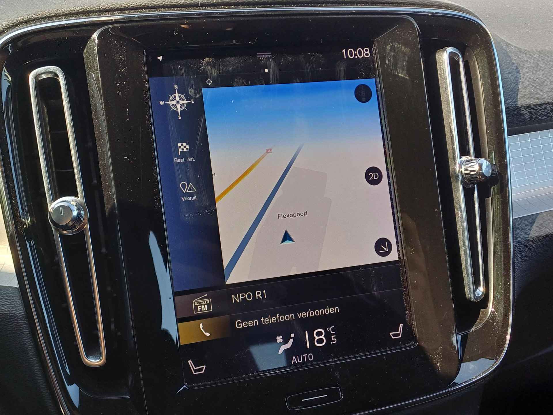 Volvo XC40 1.5 T3 Momentum Pro Automaat / Navigatie / Apple Carplay - Android Auto / Stoelverwarming / LED - 4/40